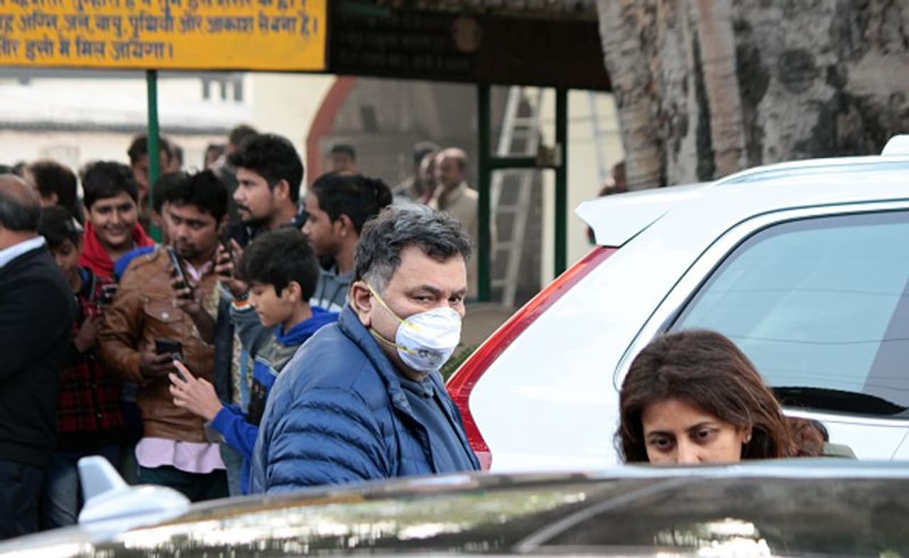 <p>ന്യൂയോര്ക്കിലെ ക്യാന്സര് ചികിത്സയ്ക്കിടെ തന്റെ ക്യാന്സര് അനുഭവങ്ങളെ കുറിച്ച് ഋഷി കപൂര് ഒരു അഭിമുഖത്തില് തുറന്നു പറഞ്ഞു. </p> <p>ന്യൂയോര്ക്കിലെ ക്യാന്സര് ചികിത്സയ്ക്കിടെ തന്റെ ക്യാന്സര് അനുഭവങ്ങളെ കുറിച്ച് ഋഷി കപൂര് ഒരു അഭിമുഖത്തില് തുറന്നു പറഞ്ഞു. </p>