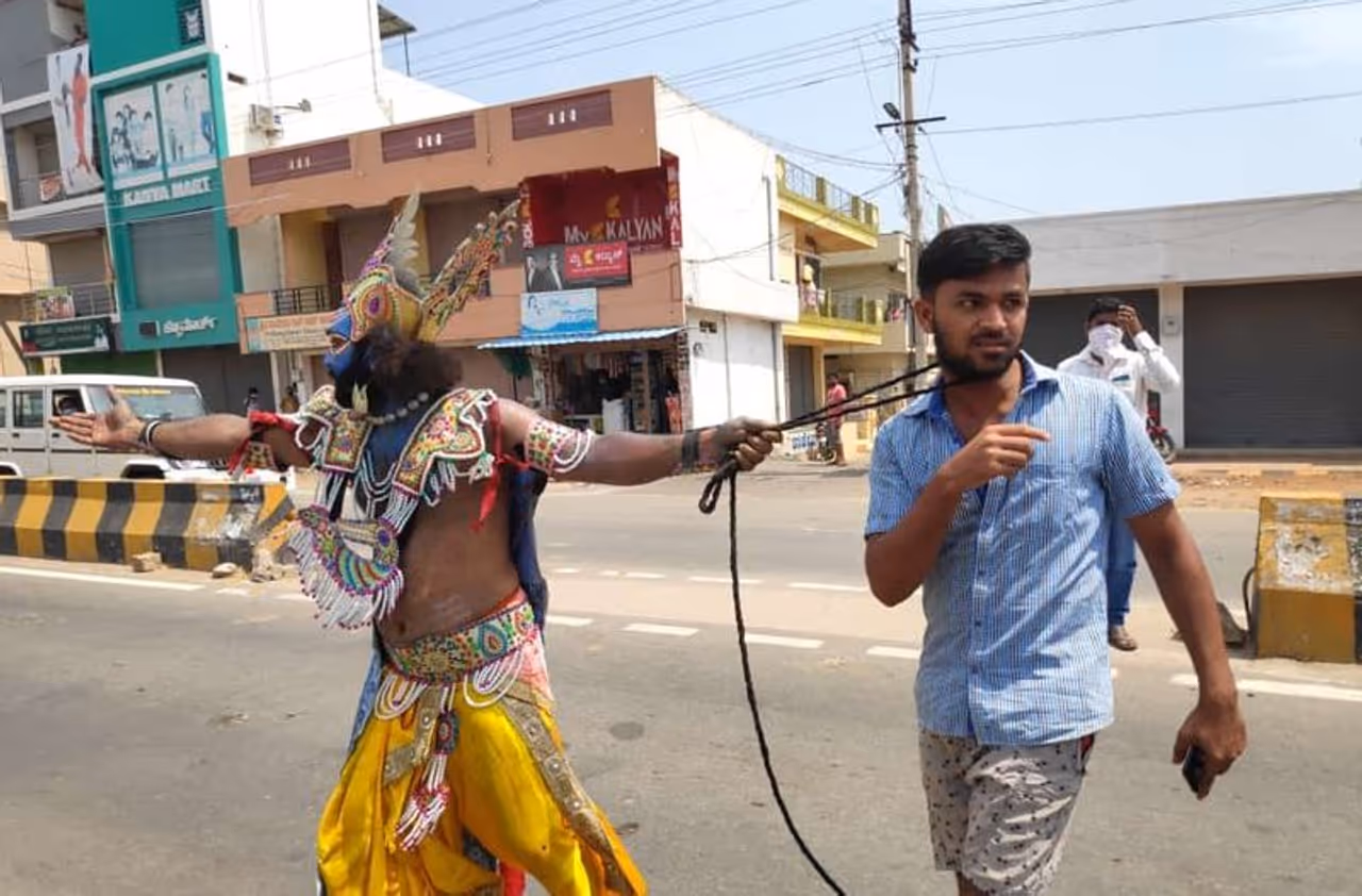 <p>ಬೀದಿಗೆ ಇಳಿದ ರಾಮ,ಲಕ್ಷ್ಮಣ, ಹನುಮಂತ ಮತ್ತು ರಾವಣ ಸೇರಿದಂತೆ ಹಲವು ದೇವಾನು ದೇವತೆಗಳು</p> <p>ಬೀದಿಗೆ ಇಳಿದ ರಾಮ,ಲಕ್ಷ್ಮಣ, ಹನುಮಂತ ಮತ್ತು ರಾವಣ ಸೇರಿದಂತೆ ಹಲವು ದೇವಾನು ದೇವತೆಗಳು</p>