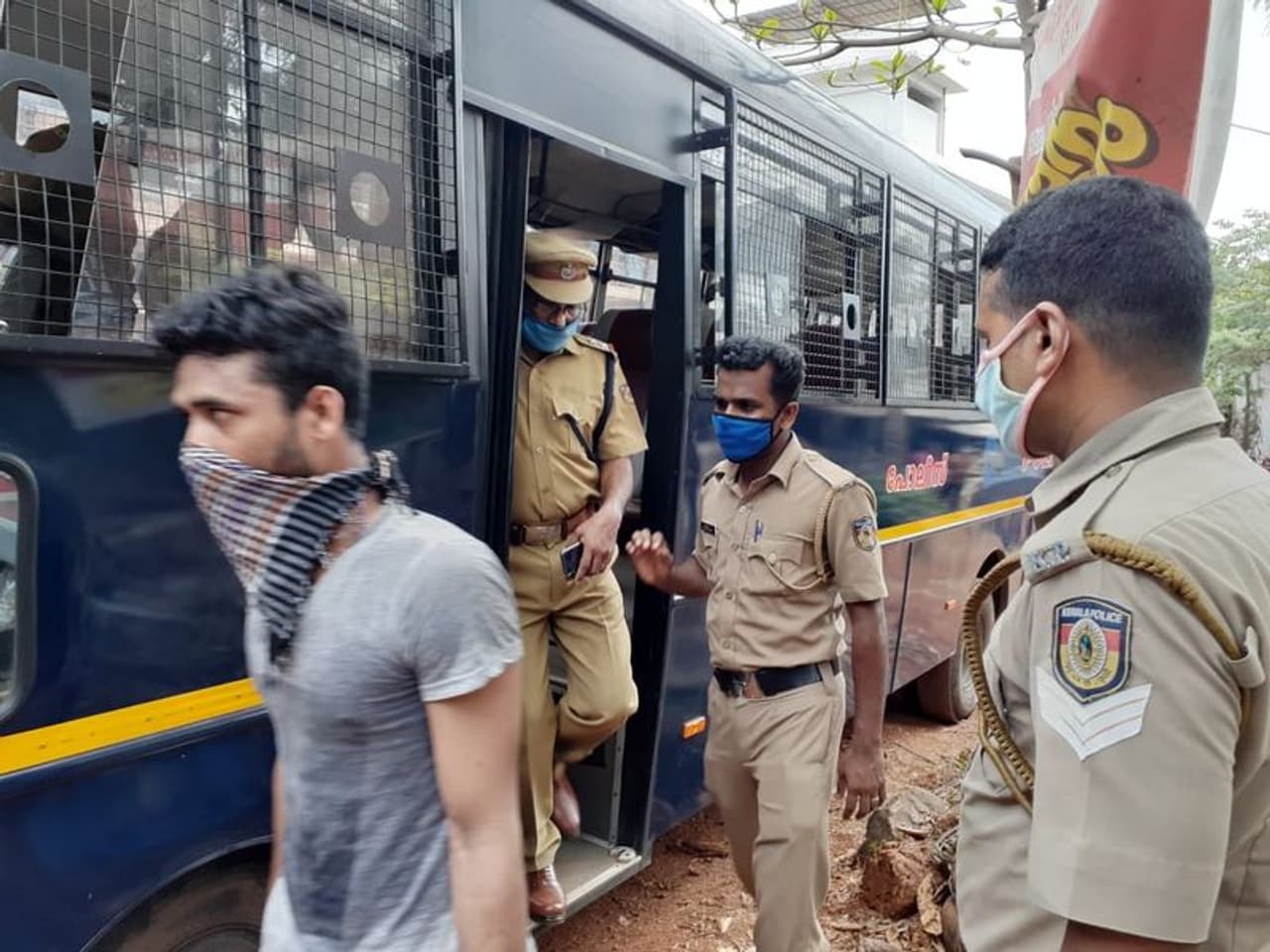 <p>ഇന്ന് രാവിലെ 9 മണിയോടെയാണ് മലപ്പുറം ചട്ടിപ്പറമ്പിൽ നൂറോളം വരുന്ന അതിഥി തൊഴിലാളികൾ പ്രതിഷേധവുമായി എത്തിയത്. </p> <p>ഇന്ന് രാവിലെ 9 മണിയോടെയാണ് മലപ്പുറം ചട്ടിപ്പറമ്പിൽ നൂറോളം വരുന്ന അതിഥി തൊഴിലാളികൾ പ്രതിഷേധവുമായി എത്തിയത്. </p>