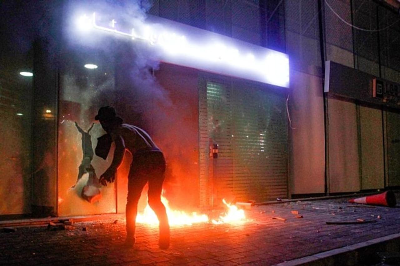 <p>കനത്ത സാമ്പത്തിക തകർച്ചയിലായ ലേബനോനിൽ പ്രക്ഷോഭകർ നിരവധി ബാങ്കുകൾക്ക് തീയിട്ടു.&nbsp;</p>