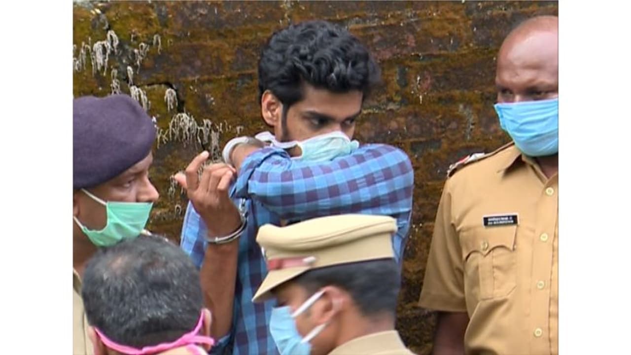 <p>രണ്ടു കാലും മുറിച്ച നിലയിരുന്നു മൃതദേഹം. കൊലപാതകം നടത്തിയ ശേഷം മൃതദേഹം എങ്ങനെ മറവു ചെയ്യുമെന്ന ആശയക്കുഴപ്പം പ്രശാന്തിനുണ്ടായിരുന്നു. ആദ്യം മൃതദേഹം പെട്രോള് ഉപയോഗിച്ച് കത്തിക്കാനാണ് നോക്കിയത്. </p> <p>രണ്ടു കാലും മുറിച്ച നിലയിരുന്നു മൃതദേഹം. കൊലപാതകം നടത്തിയ ശേഷം മൃതദേഹം എങ്ങനെ മറവു ചെയ്യുമെന്ന ആശയക്കുഴപ്പം പ്രശാന്തിനുണ്ടായിരുന്നു. ആദ്യം മൃതദേഹം പെട്രോള് ഉപയോഗിച്ച് കത്തിക്കാനാണ് നോക്കിയത്. </p>