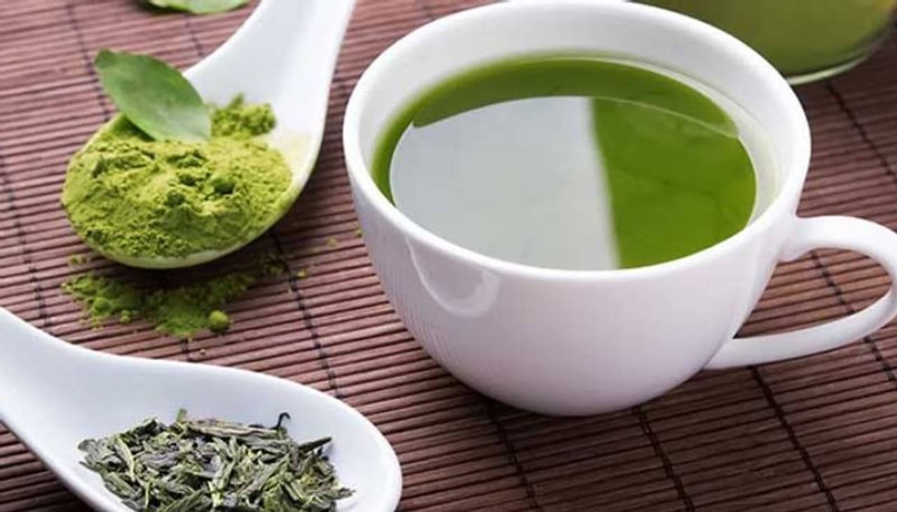 <p>തടി കുറയ്ക്കാന്‍ ഏറ്റവും നല്ലതാണ് &nbsp;ഗ്രീന്‍ ടീ. &nbsp;ശരീരത്തിലെ മെറ്റബോളിസം കൂട്ടി കൂടുതല്‍ കാലറി പുറംതള്ളാന്‍ ഇത് സഹായിക്കും.<br />&nbsp;</p>