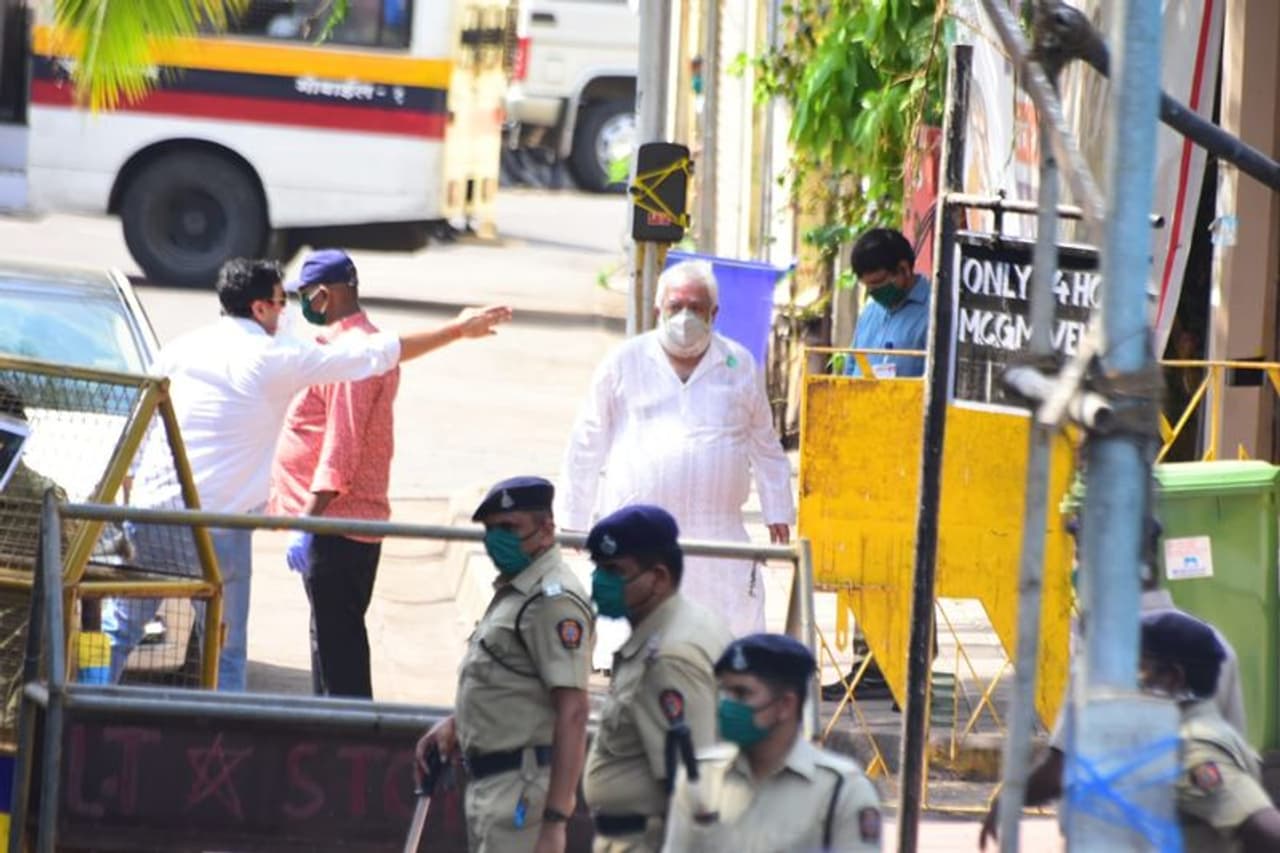 <p>Actor Rishi Kapoor Last Rites Exclusive Photos</p> <p>Actor Rishi Kapoor Last Rites Exclusive Photos</p>