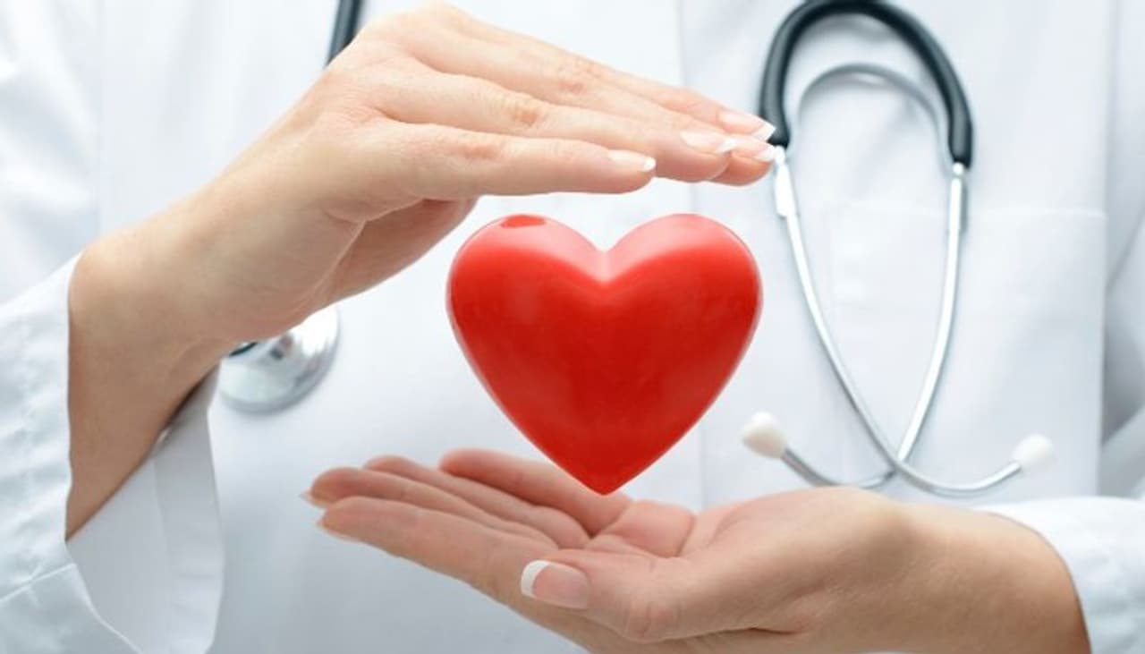 <p><strong>ഹൃദയത്തെ സംരക്ഷിക്കുന്നു: </strong>ആന്റി ഓക്സിഡന്റുകളുടെയും മോണോസാച്ചുറേറ്റഡ് കൊഴുപ്പുകളുടെയും സമ്പന്നമായ ഉറവിടമാണ് അവോക്കാഡോ. ഇത് ഹൃദയത്തെ ആരോഗ്യകരമായി നിലനിർത്തുകയും സ്ട്രോക്ക് വരാനുള്ള സാധ്യത കുറയ്ക്കുകയും ചെയ്യുന്നു. ആരോഗ്യകരമായ കൊളസ്ട്രോളിന്റെ അളവ് നിലനിർത്താൻ സഹായിക്കുന്ന ബീറ്റാ സിറ്റോസ്റ്റെറോൾ എന്ന പ്ലാന്റ് സ്റ്റിറോൾ ഇതിൽ അടങ്ങിയിരിക്കുന്നു.</p> <p><strong>ഹൃദയത്തെ സംരക്ഷിക്കുന്നു: </strong>ആന്റി ഓക്സിഡന്റുകളുടെയും മോണോസാച്ചുറേറ്റഡ് കൊഴുപ്പുകളുടെയും സമ്പന്നമായ ഉറവിടമാണ് അവോക്കാഡോ. ഇത് ഹൃദയത്തെ ആരോഗ്യകരമായി നിലനിർത്തുകയും സ്ട്രോക്ക് വരാനുള്ള സാധ്യത കുറയ്ക്കുകയും ചെയ്യുന്നു. ആരോഗ്യകരമായ കൊളസ്ട്രോളിന്റെ അളവ് നിലനിർത്താൻ സഹായിക്കുന്ന ബീറ്റാ സിറ്റോസ്റ്റെറോൾ എന്ന പ്ലാന്റ് സ്റ്റിറോൾ ഇതിൽ അടങ്ങിയിരിക്കുന്നു.</p>