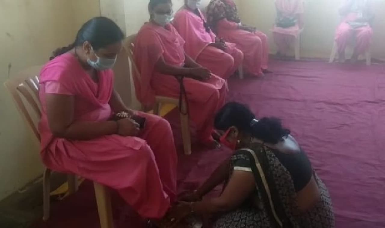 <p>ಕೊರೋನಾ ವಾರಿಯರ್ಸ್ಗೆ ಪಾದಪೂಜೆ ಮಾಡಿ ಗೌರವ ಸಲ್ಲಿಕೆ</p> <p>ಕೊರೋನಾ ವಾರಿಯರ್ಸ್ಗೆ ಪಾದಪೂಜೆ ಮಾಡಿ ಗೌರವ ಸಲ್ಲಿಕೆ</p>