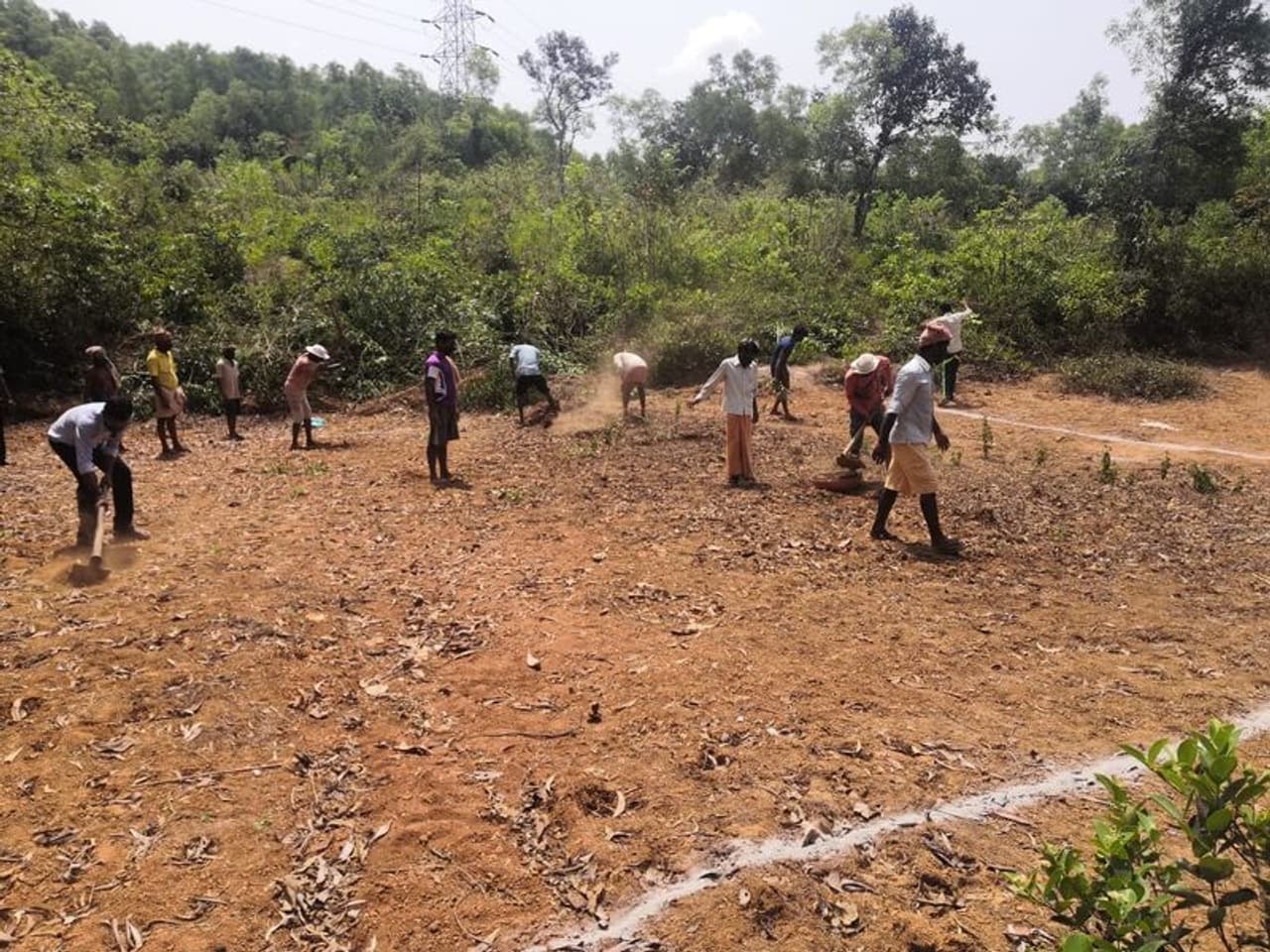 <p>ಉಡುಪಿಯ ಅಲೆವೂರು ಗ್ರಾಮ ಪಂಚಾಯಿತಿಯಲ್ಲಿ ಕೆರೆ ನಿರ್ಮಿಸಲು ಗುರುತಿಸಲಾಗಿರುವ ಸ್ಥಳವನ್ನು ಸ್ವಚ್ಛ ಮಾಡುತ್ತಿರುವ ಗ್ರಾಮಸ್ಥರು</p> <p>ಉಡುಪಿಯ ಅಲೆವೂರು ಗ್ರಾಮ ಪಂಚಾಯಿತಿಯಲ್ಲಿ ಕೆರೆ ನಿರ್ಮಿಸಲು ಗುರುತಿಸಲಾಗಿರುವ ಸ್ಥಳವನ್ನು ಸ್ವಚ್ಛ ಮಾಡುತ್ತಿರುವ ಗ್ರಾಮಸ್ಥರು</p>