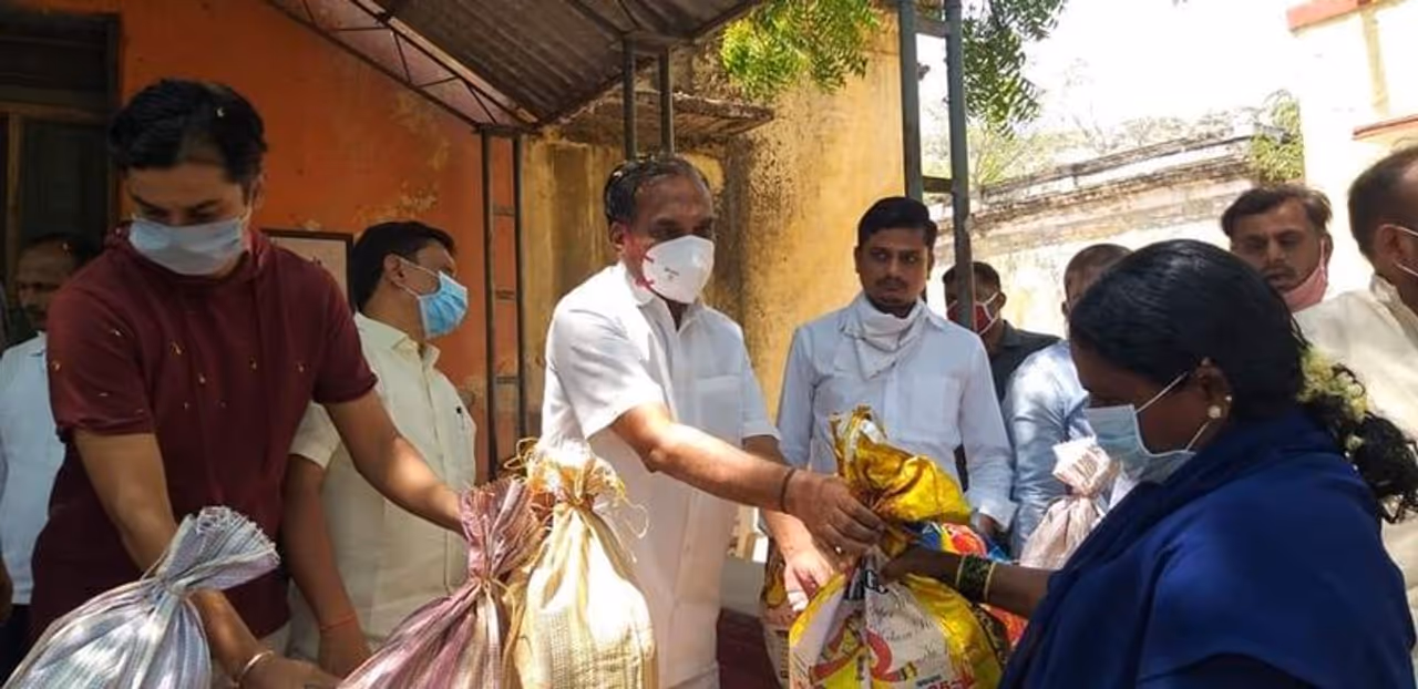 <p>ಕಳೆದ 37 ದಿನಗಳಿಂದ ಆಹಾರ ಪೂರೈಕೆ ಮಾಡುತ್ತಿರುವ ಶಾಸಕ ಪರಣ್ಣ ಮುನವಳ್ಳಿ </p> <p>ಕಳೆದ 37 ದಿನಗಳಿಂದ ಆಹಾರ ಪೂರೈಕೆ ಮಾಡುತ್ತಿರುವ ಶಾಸಕ ಪರಣ್ಣ ಮುನವಳ್ಳಿ </p>