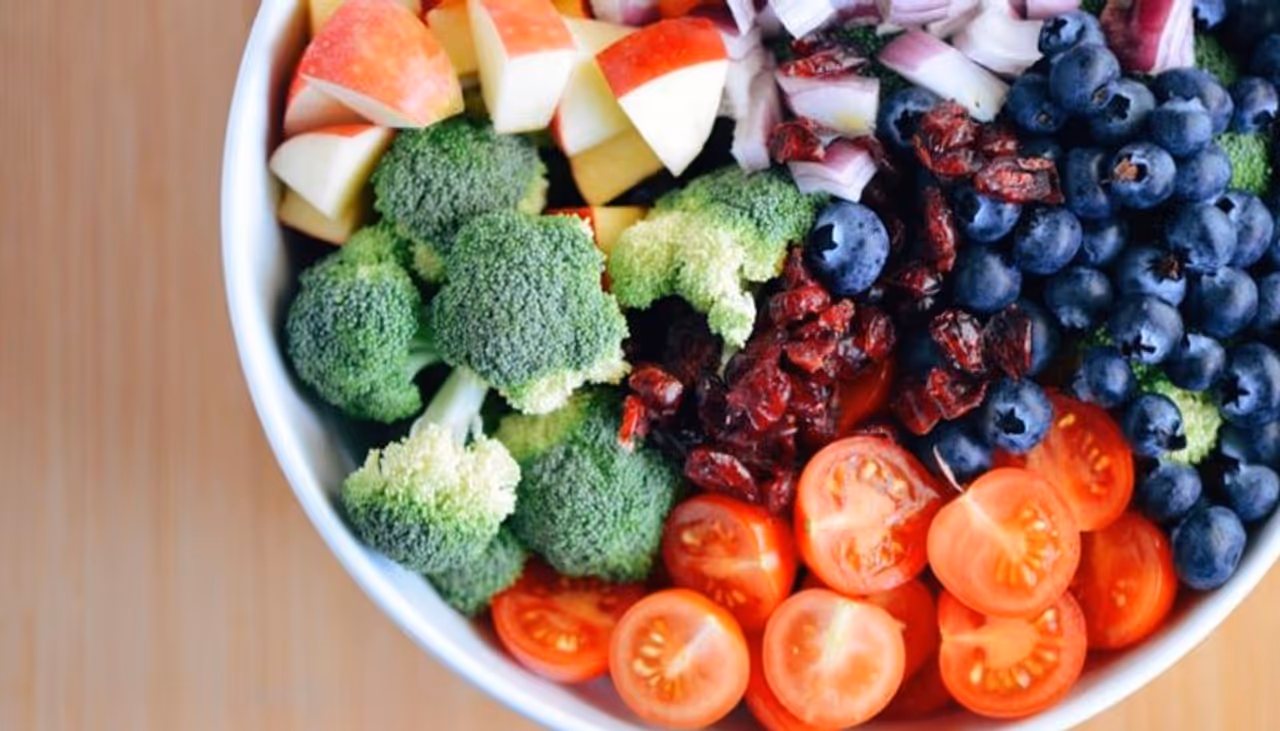 <p>ഹൈപ്പോ തൈറോയിഡിസം തടയാന് ഏറ്റവും നല്ലതാണ് പഴങ്ങളും പച്ചക്കറികളും. പച്ചക്കറികളില് ധാരാളം അയഡിന് അടങ്ങിയിട്ടുണ്ട്. അതുപോലെ തന്നെ നാരുകള് ധാരാളമടങ്ങിയ ഇലക്കറികളും പഴവര്ഗങ്ങളും പച്ചക്കറികളും കഴിക്കുന്നതും തൈറോയ്ഡ് രോഗികള്ക്ക് നല്ലതാണ്.</p> <p>ഹൈപ്പോ തൈറോയിഡിസം തടയാന് ഏറ്റവും നല്ലതാണ് പഴങ്ങളും പച്ചക്കറികളും. പച്ചക്കറികളില് ധാരാളം അയഡിന് അടങ്ങിയിട്ടുണ്ട്. അതുപോലെ തന്നെ നാരുകള് ധാരാളമടങ്ങിയ ഇലക്കറികളും പഴവര്ഗങ്ങളും പച്ചക്കറികളും കഴിക്കുന്നതും തൈറോയ്ഡ് രോഗികള്ക്ക് നല്ലതാണ്.</p>