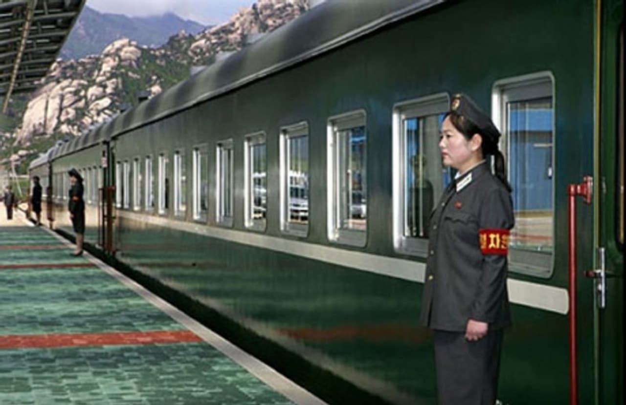 <p>ഉത്തരകൊറിയയെ ഉറ്റുനോക്കുന്ന ലോകത്തിനു മുന്നിൽ, കിം ജോങ് ഉൻ എന്ന രാഷ്ട്രത്തലവനെ ഓർമിപ്പിക്കുന്ന ഒരേയൊരു തെളിവ് അവരുടെ ഉപഗ്രഹകണ്ണുകളിൽ തെളിയുന്ന അദ്ദേഹത്തിന്റെ 'കാക്കിപ്പച്ച'ത്തീവണ്ടി മാത്രമാണ്. ലോകത്തിലെ ഒട്ടുമിക്ക ആഡംബരങ്ങൾ എല്ലാം സമ്മേളിച്ചിരിക്കുന്ന, ഏറ്റവും മികച്ച സുരക്ഷാ സംവിധാനങ്ങളുടെ സംഗമകേന്ദ്രമായ ആ കവചിത വാഹനത്തെ വലിച്ചുകൊണ്ടുപോകാൻ രണ്ട് എഞ്ചിനുകൾ വേണമെന്നാണ് അറിയാൻ കഴിഞ്ഞിട്ടുള്ളത്. </p> <p>ഉത്തരകൊറിയയെ ഉറ്റുനോക്കുന്ന ലോകത്തിനു മുന്നിൽ, കിം ജോങ് ഉൻ എന്ന രാഷ്ട്രത്തലവനെ ഓർമിപ്പിക്കുന്ന ഒരേയൊരു തെളിവ് അവരുടെ ഉപഗ്രഹകണ്ണുകളിൽ തെളിയുന്ന അദ്ദേഹത്തിന്റെ 'കാക്കിപ്പച്ച'ത്തീവണ്ടി മാത്രമാണ്. ലോകത്തിലെ ഒട്ടുമിക്ക ആഡംബരങ്ങൾ എല്ലാം സമ്മേളിച്ചിരിക്കുന്ന, ഏറ്റവും മികച്ച സുരക്ഷാ സംവിധാനങ്ങളുടെ സംഗമകേന്ദ്രമായ ആ കവചിത വാഹനത്തെ വലിച്ചുകൊണ്ടുപോകാൻ രണ്ട് എഞ്ചിനുകൾ വേണമെന്നാണ് അറിയാൻ കഴിഞ്ഞിട്ടുള്ളത്. </p>