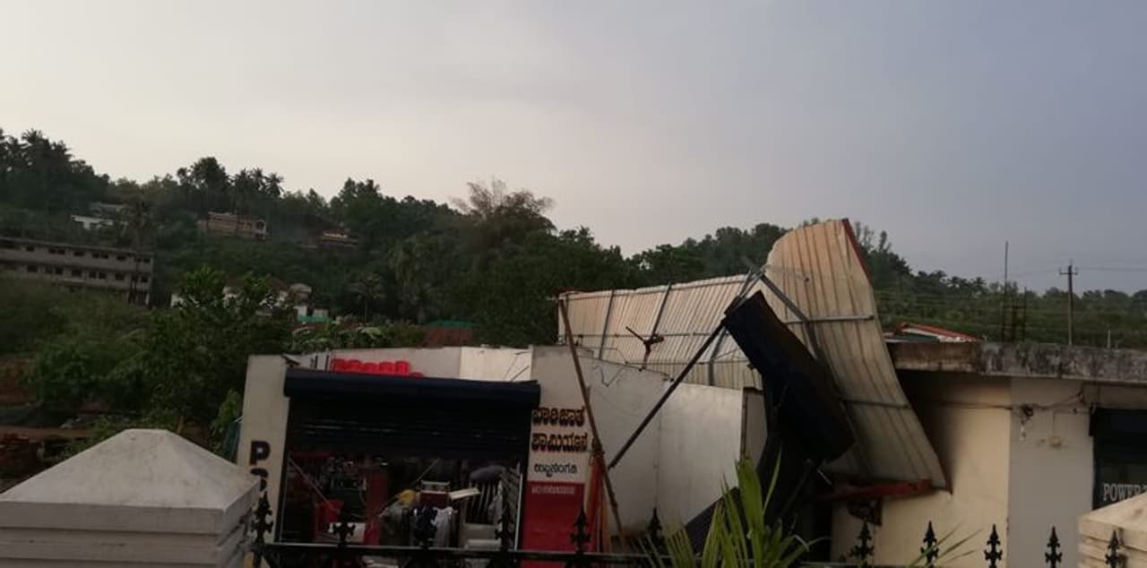 <p>ದಕ್ಷಿಣ ಕನ್ನಡದ ವಿವಿಧ ಭಾಗಗಳಲ್ಲಿ ಗುರುವಾರ ಭಾರೀ ಮಳೆಯಾಗಿದೆ.</p> <p>ದಕ್ಷಿಣ ಕನ್ನಡದ ವಿವಿಧ ಭಾಗಗಳಲ್ಲಿ ಗುರುವಾರ ಭಾರೀ ಮಳೆಯಾಗಿದೆ.</p>