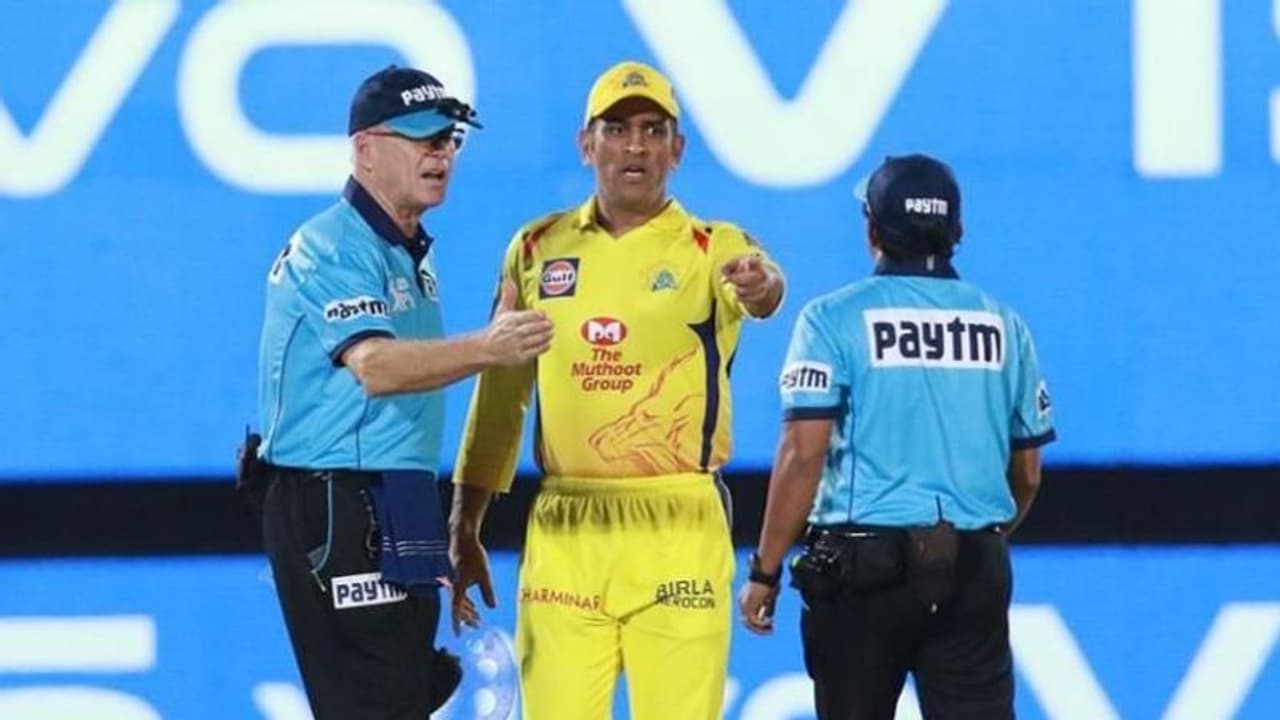 <p><strong>രാജസ്ഥാല് റോയല്സിനെതിരെ ഡഗ്ഔട്ടില് നിന്ന് ഗ്രൗണ്ടിലിറങ്ങി വന്നത്</strong></p><p>കഴിഞ്ഞ ഐപിഎല് സീസണില് രാജസ്ഥാന് റോയല്സിനെ നേരിടുമ്പോഴായിരുന്നു സംഭവം. 155 റണ്സാണ് ചെന്നൈ സൂപ്പര് കിംഗ്സിന് ജയിക്കാന് വേണ്ടിയിരുന്നത്. മത്സരം അവസാന ഓവറുകളിലേക്ക്. മൂന്ന് പന്തില് ജയിക്കാന് വേണ്ടത് എട്ട് റണ്സ്. സിഎസ്കെ താരം മിച്ചല് സാന്റ്നര് രാജസ്ഥാന്റെ ബെന് സ്റ്റോക്സിനെ നേരിടുന്നു. സ്റ്റോക്സിന്റെ നാലാം പന്ത് അംപയര് നോബോള് വിളിച്ചു. അരക്കെട്ടിന് മുകളില് ഉയര്ന്നുവെന്നതായിരുന്നു കാരണം. എന്നാല് പിന്നീട് അംപയര് തീരുമാനം മാറ്റുകയം ചെയ്തു. ഇതോടെ നോണ്സ്ട്രൈക്കിലുണ്ടായ രവീന്ദ്ര ജഡേജ അംപയറുമായ വാദത്തിന് പോയി. എന്നാല് അംപയര് തീരുമാനം ഒരിക്കല്കൂടി മാറ്റാന് തയ്യാറായില്ല. ഇതോടെ ഡഗ്ഔട്ടിലുണ്ടായിരുന്ന ധോണി ഗ്രൗണ്ടിലേക്ക് ഇറങ്ങിവന്ന് അംപയറോട് കയര്ക്കുകയായിരുന്നു. അംപയര് തീരുമാനം മാറ്റിയില്ലെങ്കിലും മത്സരത്തില് ചെന്നൈ വിജയിച്ചിരുന്നു.<br /> </p> <p><strong>രാജസ്ഥാല് റോയല്സിനെതിരെ ഡഗ്ഔട്ടില് നിന്ന് ഗ്രൗണ്ടിലിറങ്ങി വന്നത്</strong></p><p>കഴിഞ്ഞ ഐപിഎല് സീസണില് രാജസ്ഥാന് റോയല്സിനെ നേരിടുമ്പോഴായിരുന്നു സംഭവം. 155 റണ്സാണ് ചെന്നൈ സൂപ്പര് കിംഗ്സിന് ജയിക്കാന് വേണ്ടിയിരുന്നത്. മത്സരം അവസാന ഓവറുകളിലേക്ക്. മൂന്ന് പന്തില് ജയിക്കാന് വേണ്ടത് എട്ട് റണ്സ്. സിഎസ്കെ താരം മിച്ചല് സാന്റ്നര് രാജസ്ഥാന്റെ ബെന് സ്റ്റോക്സിനെ നേരിടുന്നു. സ്റ്റോക്സിന്റെ നാലാം പന്ത് അംപയര് നോബോള് വിളിച്ചു. അരക്കെട്ടിന് മുകളില് ഉയര്ന്നുവെന്നതായിരുന്നു കാരണം. എന്നാല് പിന്നീട് അംപയര് തീരുമാനം മാറ്റുകയം ചെയ്തു. ഇതോടെ നോണ്സ്ട്രൈക്കിലുണ്ടായ രവീന്ദ്ര ജഡേജ അംപയറുമായ വാദത്തിന് പോയി. എന്നാല് അംപയര് തീരുമാനം ഒരിക്കല്കൂടി മാറ്റാന് തയ്യാറായില്ല. ഇതോടെ ഡഗ്ഔട്ടിലുണ്ടായിരുന്ന ധോണി ഗ്രൗണ്ടിലേക്ക് ഇറങ്ങിവന്ന് അംപയറോട് കയര്ക്കുകയായിരുന്നു. അംപയര് തീരുമാനം മാറ്റിയില്ലെങ്കിലും മത്സരത്തില് ചെന്നൈ വിജയിച്ചിരുന്നു.<br /> </p>