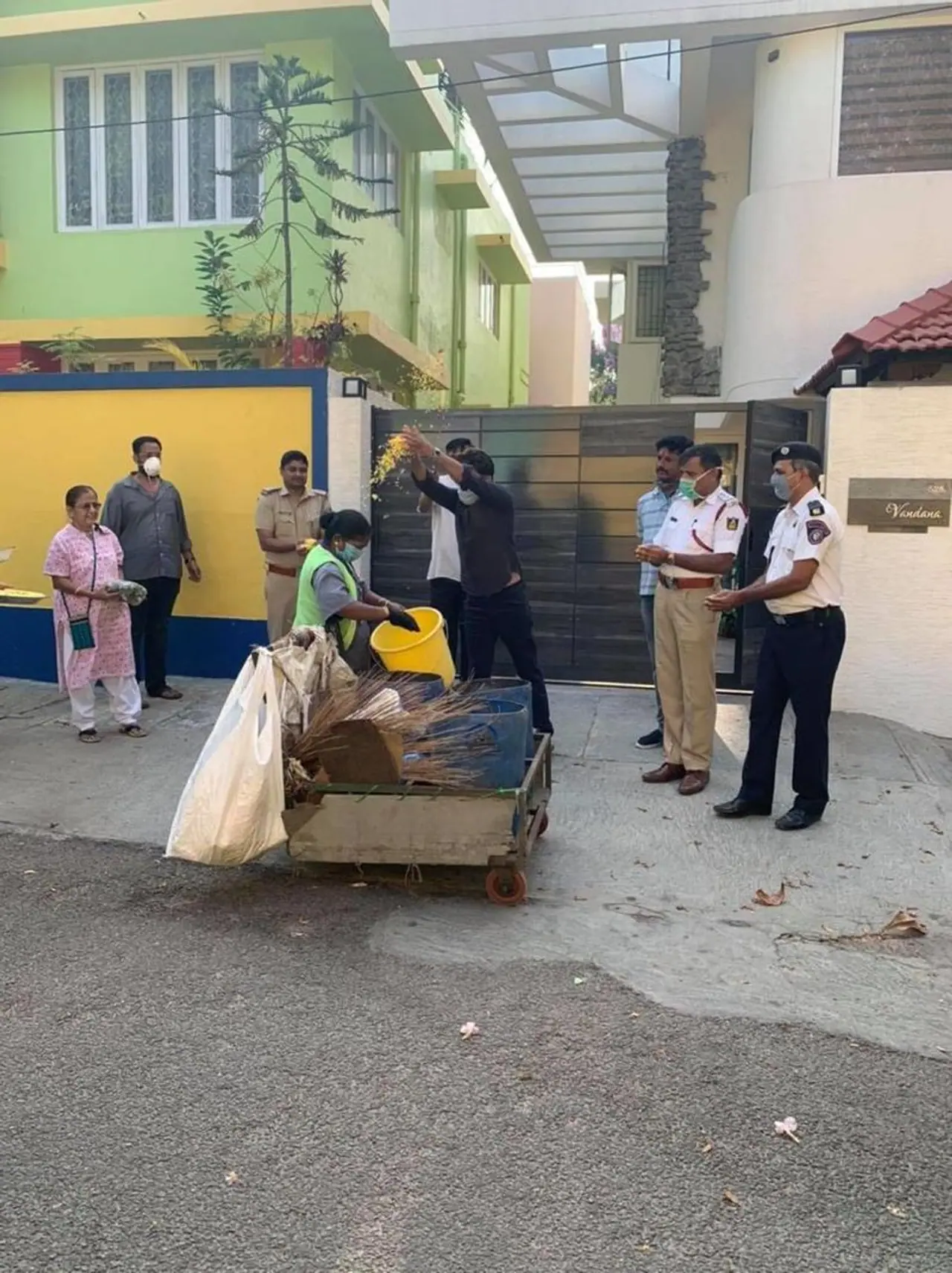 <p>ಮನೆ ಮಂದಿನ ಕಸ ಸಂಗ್ರಹಣೆಗೆ ಬಂದ ಪೌರ ಕಾರ್ಮಿಕರಿಗೆ ಧನ್ಯವಾದ</p> <p>ಮನೆ ಮಂದಿನ ಕಸ ಸಂಗ್ರಹಣೆಗೆ ಬಂದ ಪೌರ ಕಾರ್ಮಿಕರಿಗೆ ಧನ್ಯವಾದ</p>