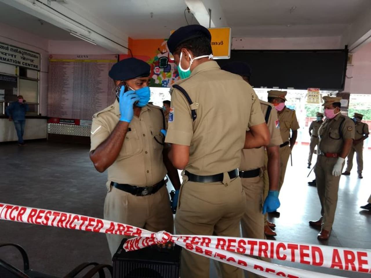 <p>മഹാമാരിയുടെ വരവോടെ ലോക്ഡൗണിലേക്ക് രാജ്യം നീങ്ങി. ഇതോടെ ഇതരസംസ്ഥാന തൊഴിലാളികളെ എങ്ങനെ കൈകാര്യം ചെയ്യണമെന്ന കാര്യത്തില്‍ കേന്ദ്ര സംസ്ഥാന സര്‍ക്കാറുകള്‍ക്കിടയിലുണ്ടായ ധാരണയില്ലായ്മയാണ് വിവിധ സംസ്ഥാനങ്ങളില്‍ കുടുങ്ങിക്കിടന്ന തൊഴിലാളികളുടെ യാത്രയ്ക്ക് വിലങ്ങ് തടിയായത്.&nbsp;</p>