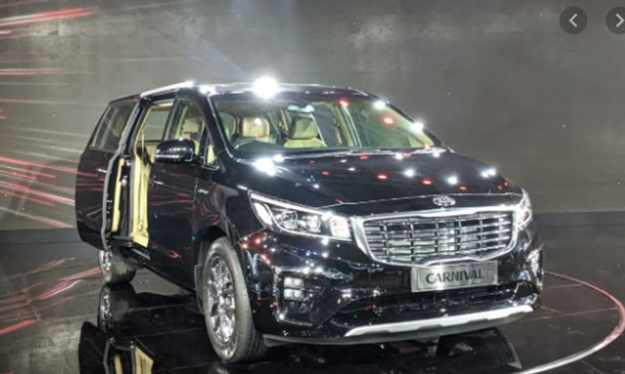 <p>ഫെബ്രുവരിയിൽ നടന്ന 2020 ഓട്ടോ എക്സ്പോയിൽ കിയ മോട്ടോർസ് ഇന്ത്യയിലെ തങ്ങളുടെ രണ്ടാമത്തെ ഉൽപ്പന്നമായ പ്രീമിയം കാർണിവൽ എംപിവിയെ പുറത്തിറക്കി. ഇന്ത്യൻ വിപണിയിൽ നിന്ന് മികച്ച പ്രതികരണമാണ് എന്നാണ് വില്പ്പന കണക്കുകള്. രാജ്യത്ത് വിൽപ്പനയ്ക്കെത്തിയതിന് ശേഷം വെറും മൂന്ന് മാസത്തിനുള്ളിൽ മൊത്തം 3,000 കാർണിവലുകൾ വിൽക്കാൻ കിയയ്ക്ക് കഴിഞ്ഞു. മാർച്ചിൽ മാത്രം 1,117 യൂണിറ്റ് പ്രീമിയം എംപിവി കമ്പനി വിപണിയിൽ എത്തിച്ചു. 24.95 ലക്ഷം മുതൽ 33.95 ലക്ഷം വരെയാണ് കാർണിവലിന്റെ വില. </p> <p>ഫെബ്രുവരിയിൽ നടന്ന 2020 ഓട്ടോ എക്സ്പോയിൽ കിയ മോട്ടോർസ് ഇന്ത്യയിലെ തങ്ങളുടെ രണ്ടാമത്തെ ഉൽപ്പന്നമായ പ്രീമിയം കാർണിവൽ എംപിവിയെ പുറത്തിറക്കി. ഇന്ത്യൻ വിപണിയിൽ നിന്ന് മികച്ച പ്രതികരണമാണ് എന്നാണ് വില്പ്പന കണക്കുകള്. രാജ്യത്ത് വിൽപ്പനയ്ക്കെത്തിയതിന് ശേഷം വെറും മൂന്ന് മാസത്തിനുള്ളിൽ മൊത്തം 3,000 കാർണിവലുകൾ വിൽക്കാൻ കിയയ്ക്ക് കഴിഞ്ഞു. മാർച്ചിൽ മാത്രം 1,117 യൂണിറ്റ് പ്രീമിയം എംപിവി കമ്പനി വിപണിയിൽ എത്തിച്ചു. 24.95 ലക്ഷം മുതൽ 33.95 ലക്ഷം വരെയാണ് കാർണിവലിന്റെ വില. </p>