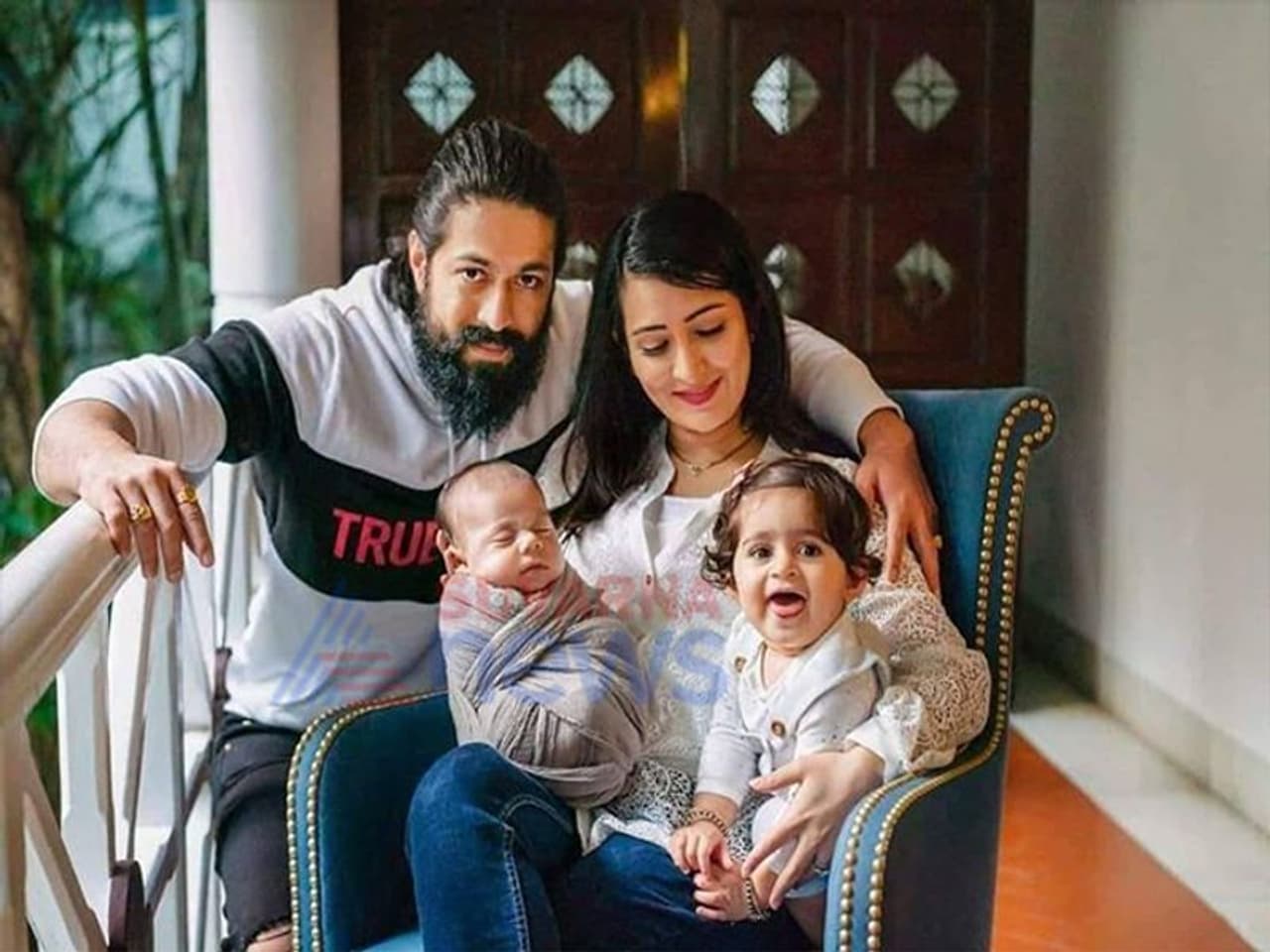 <p> ಸ್ಯಾಂಡಲ್ವುಡ್ ರಾಕಿಂಗ್ ಕಪಲ್ ಯಶ್ ಹಾಗೂ ರಾಧಿಕಾ ಪಂಡಿತ್.</p> <p> ಸ್ಯಾಂಡಲ್ವುಡ್ ರಾಕಿಂಗ್ ಕಪಲ್ ಯಶ್ ಹಾಗೂ ರಾಧಿಕಾ ಪಂಡಿತ್.</p>