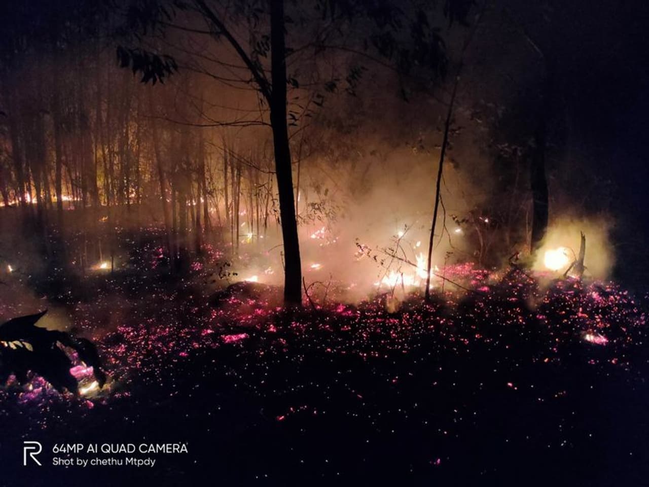 <p>ಉಡುಪಿಯ ಬ್ರಹ್ಮಾವರ ತಾಲೂಕಿನ ಮಟಪಾಡಿಯ ರೈಲ್ವೆ ಹಳಿಯ ಪಕ್ಕದಲ್ಲಿ ಗುಡ್ಡೆಯ ಒಣಹುಲ್ಲಿಗೆ ಗುರುವಾರ ತಡರಾತ್ರಿ ಬೆಂಕಿ ತಗಲಿ, ಎಕರಗೆಟ್ಟಲೇ ಹರಡಿ ಕೆಲಕಾಲ ಸ್ಥಳೀಯ ಪರಿಸರದಲ್ಲಿ ಆತಂಕದ ವಾತಾವರಣ ಉಂಟಾಗಿತ್ತು.</p> <p>ಉಡುಪಿಯ ಬ್ರಹ್ಮಾವರ ತಾಲೂಕಿನ ಮಟಪಾಡಿಯ ರೈಲ್ವೆ ಹಳಿಯ ಪಕ್ಕದಲ್ಲಿ ಗುಡ್ಡೆಯ ಒಣಹುಲ್ಲಿಗೆ ಗುರುವಾರ ತಡರಾತ್ರಿ ಬೆಂಕಿ ತಗಲಿ, ಎಕರಗೆಟ್ಟಲೇ ಹರಡಿ ಕೆಲಕಾಲ ಸ್ಥಳೀಯ ಪರಿಸರದಲ್ಲಿ ಆತಂಕದ ವಾತಾವರಣ ಉಂಟಾಗಿತ್ತು.</p>