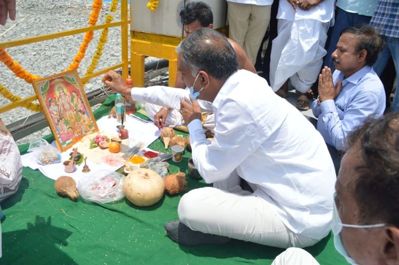 <p>సిద్ధిపేట జిల్లా చిన్నకోడూర్ మండలం చందలాపూర్ గ్రామంలోని రంగనాయక సాగర్ ప్రాజెక్ట్ ప్రధాన కుడి, ఎడమ కాలువలకు నీటిని విడుదలకు ప్రత్యేక పూజలు చేసి నీళ్లు వదిలారు మంత్రి హరీష్ రావు. </p> <p>సిద్ధిపేట జిల్లా చిన్నకోడూర్ మండలం చందలాపూర్ గ్రామంలోని రంగనాయక సాగర్ ప్రాజెక్ట్ ప్రధాన కుడి, ఎడమ కాలువలకు నీటిని విడుదలకు ప్రత్యేక పూజలు చేసి నీళ్లు వదిలారు మంత్రి హరీష్ రావు. </p>