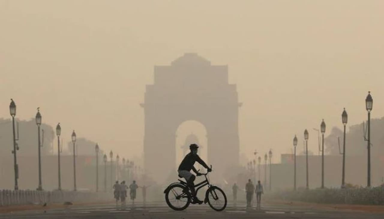 <p>വായു മലിനീകരണത്തില്‍ മുങ്ങിയ ദില്ലിയിലെ ഇന്ത്യാഗേറ്റ് ഒക്ടോബര്‍ 2019 ലെ ചിത്രം&nbsp;</p>