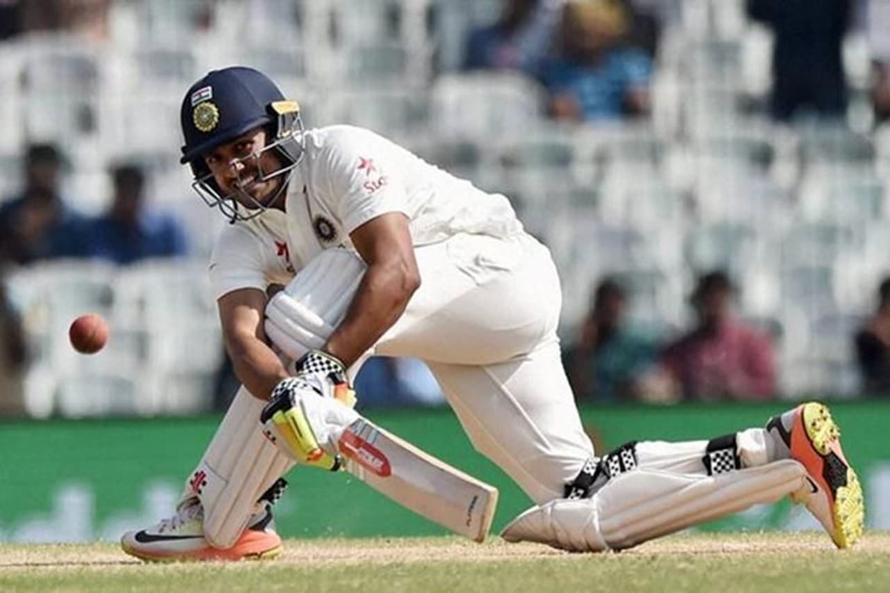 <p>കരുണിന്റെ ടെസ്റ്റ് അരങ്ങേറ്റം അത്ര സുഖകരമായ ഓര്മയായിരുന്നില്ല. ഇംഗ്ലണ്ടിനെതിരായ മൊഹാലി ടെസ്റ്റില് നാലു റണ്സ് മാത്രമെടുത്ത കരുണ് റണ്ണൗട്ടായി പുറത്തായി. രണ്ടാം ഇന്നിംഗ്സില് കരുണ് ബാറ്റ് ചെയ്തതുമില്ല.</p> <p>കരുണിന്റെ ടെസ്റ്റ് അരങ്ങേറ്റം അത്ര സുഖകരമായ ഓര്മയായിരുന്നില്ല. ഇംഗ്ലണ്ടിനെതിരായ മൊഹാലി ടെസ്റ്റില് നാലു റണ്സ് മാത്രമെടുത്ത കരുണ് റണ്ണൗട്ടായി പുറത്തായി. രണ്ടാം ഇന്നിംഗ്സില് കരുണ് ബാറ്റ് ചെയ്തതുമില്ല.</p>