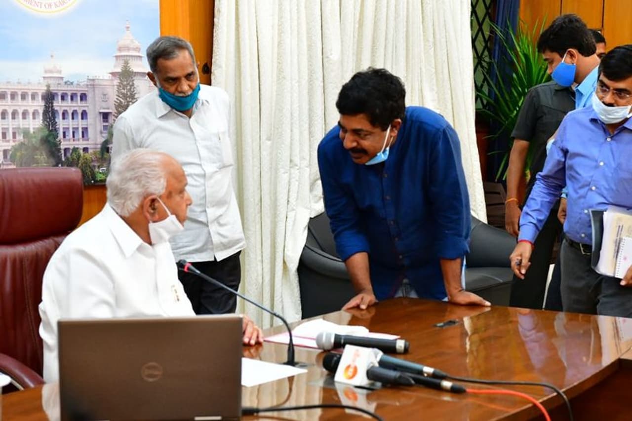 <p>ಲಾಕ್ಡೌನ್ ಸಮಯದಲ್ಲಿ ಕೊರೋನಾ ವಾರಿಯರ್ಸ್ ಕುರಿತು ಹಾಡು ಬರೆದ ನಿರ್ದೇಶನ ಮಾಡಿದ ಯೋಗರಾಜ್ ಭಟ್</p> <p>ಲಾಕ್ಡೌನ್ ಸಮಯದಲ್ಲಿ ಕೊರೋನಾ ವಾರಿಯರ್ಸ್ ಕುರಿತು ಹಾಡು ಬರೆದ ನಿರ್ದೇಶನ ಮಾಡಿದ ಯೋಗರಾಜ್ ಭಟ್</p>