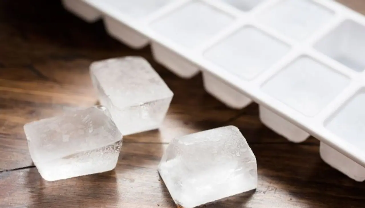 <p>ಸಾಮಾನ್ಯ ಐರನ್ನಿಂದ ಚೇತರಿಸಿಕೊಳ್ಳಲಾಗದಷ್ಟು ಶರ್ಟ್ ಅಥವಾ ಡ್ರೆಸ್ ಮಡಚಿ ಹಾಳಾಗಿದ್ದರೆ, ಮಂಜುಗಡ್ಡೆಯ ಸಹಾಯ ತೆಗೆದುಕೊಳ್ಳಿ. ಒಂದು ಐಸ್ ಕ್ಯೂಬ್ ಅನ್ನು ತೆಗೆದುಕೊಂಡು, ಅದನ್ನು ಕರವಸ್ತ್ರದಲ್ಲಿ ಸುತ್ತಿ ಮತ್ತು ಹಾನಿಗೊಳಗಾದ ಫ್ಯಾಬ್ರಿಕ್ ಕ್ರೀಸ್ಗೆ ತಿರುಗಿಸಿ ಮತ್ತು ಅದನ್ನು ಇಸ್ತ್ರಿ ಮಾಡಿ. ಎಲ್ಲವೂ ಸರಿ ಆಗುತ್ತದೆ.&nbsp;</p>