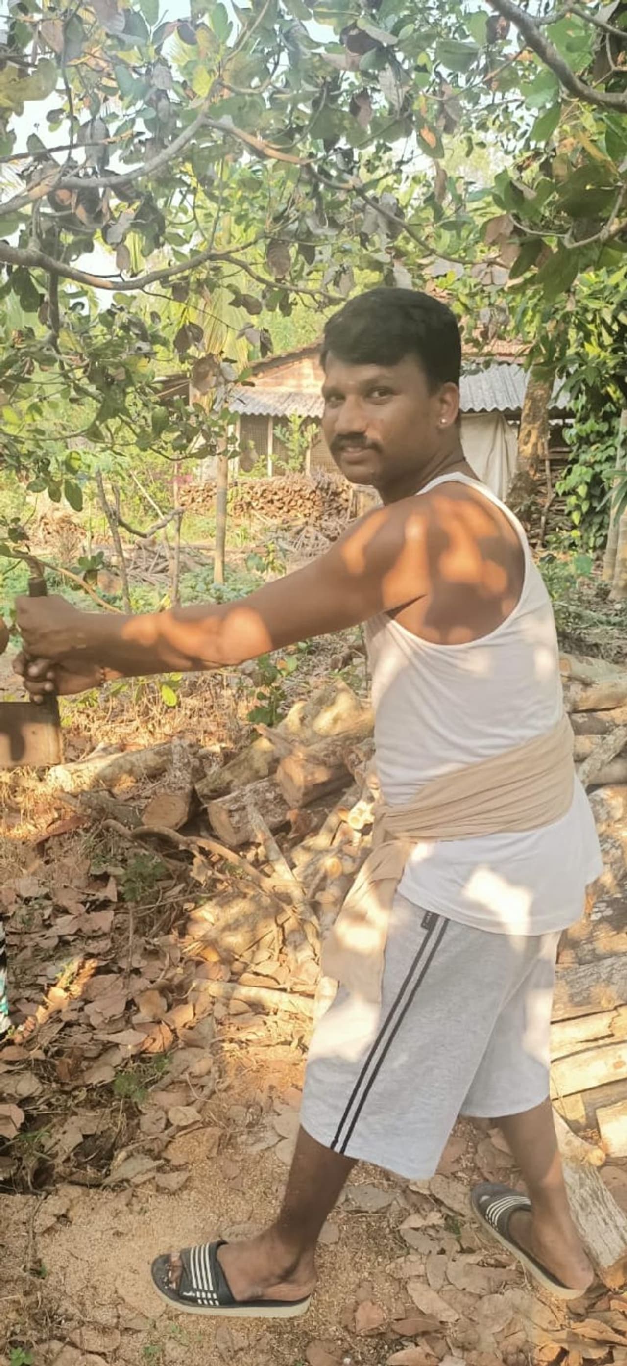 <p>ಯಕ್ಷಗಾನ ರಂಗಸ್ಥಳದಲ್ಲಿ ಮುಂಡಾಸು ಸುತ್ತಿ ಪದ್ಯ ಹೇಳಲು ಕುಳಿತರೆ ಚಪ್ಪಾಳೆ ಸುರಿಮಳೆ. ರಂಗದಲ್ಲಿ ಪ್ರತಿ ವೇಷವನ್ನೂ ಕುಣಿಸುತ್ತಿದ್ದ ಬಡಗು ತಿಟ್ಟಿನ ಪೆರ್ಡೂರು ಮೇಳದ ಪ್ರಧಾನ ಭಾಗವತ ರಾಘವೇಂದ್ರ ಆಚಾರ್ ಜನ್ಸಾಲೆ ಈಗ ಲಾಕ್ಡೌನ್ ಕಾರಣಕ್ಕೆ ಮನೆಯಲ್ಲೇ ಇದ್ದಾರೆ.</p> <p>ಯಕ್ಷಗಾನ ರಂಗಸ್ಥಳದಲ್ಲಿ ಮುಂಡಾಸು ಸುತ್ತಿ ಪದ್ಯ ಹೇಳಲು ಕುಳಿತರೆ ಚಪ್ಪಾಳೆ ಸುರಿಮಳೆ. ರಂಗದಲ್ಲಿ ಪ್ರತಿ ವೇಷವನ್ನೂ ಕುಣಿಸುತ್ತಿದ್ದ ಬಡಗು ತಿಟ್ಟಿನ ಪೆರ್ಡೂರು ಮೇಳದ ಪ್ರಧಾನ ಭಾಗವತ ರಾಘವೇಂದ್ರ ಆಚಾರ್ ಜನ್ಸಾಲೆ ಈಗ ಲಾಕ್ಡೌನ್ ಕಾರಣಕ್ಕೆ ಮನೆಯಲ್ಲೇ ಇದ್ದಾರೆ.</p>