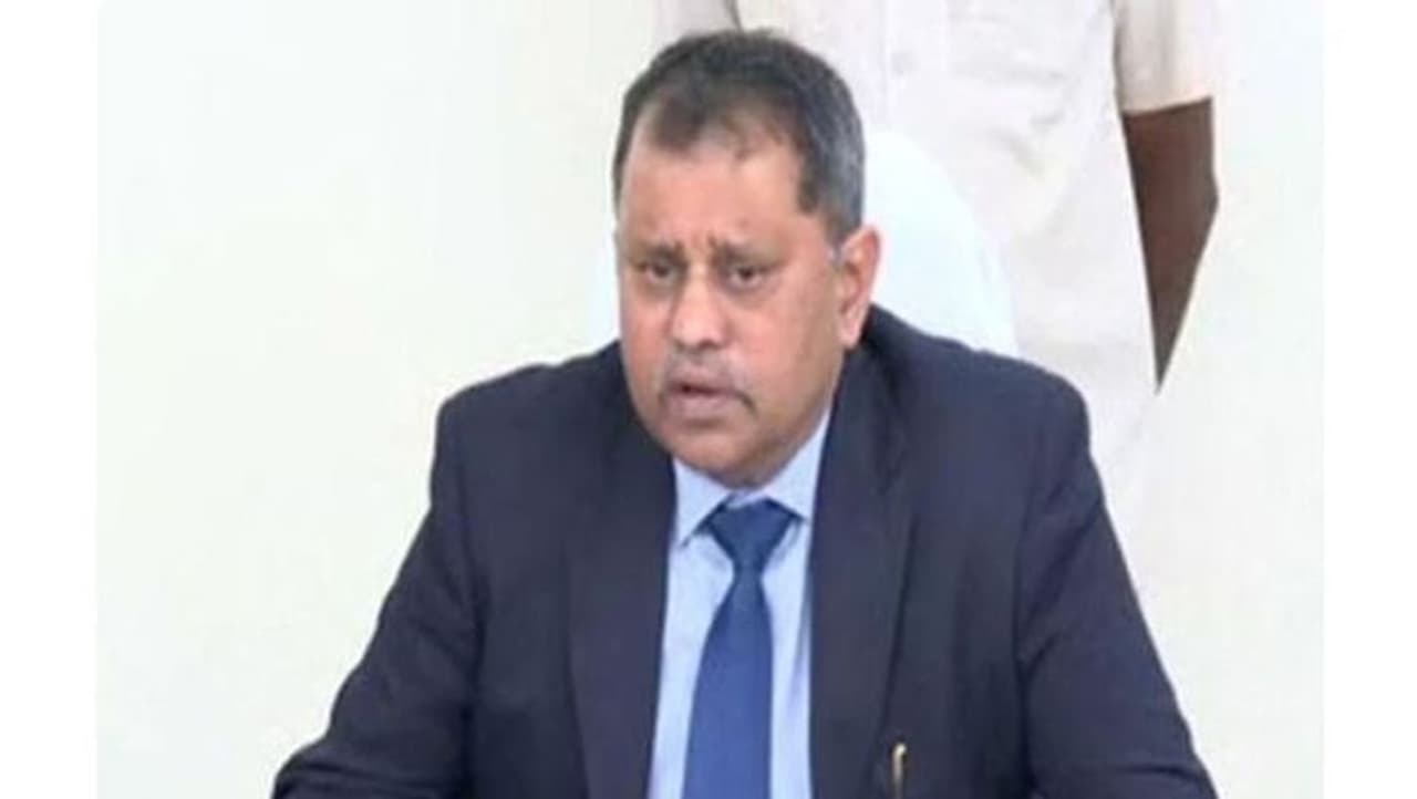 <p>ఆంధ్రప్రదేశ్ లో అమరావతి హాట్ హాట్ గా నడుస్తుండగానే మరోమారు స్థానిక సంస్థల ఎన్నికల అంశం తెర మీదకు వచ్చింది. నిమ్మగడ్డ రమేష్ కుమార్ బాధ్యతలను స్వీకరించడం ఒక కారణం అయితే.... ప్రభుత్వం తీసుకొచ్చిన ఆర్డినెన్సు మరో కారణం. </p> <p>ఆంధ్రప్రదేశ్ లో అమరావతి హాట్ హాట్ గా నడుస్తుండగానే మరోమారు స్థానిక సంస్థల ఎన్నికల అంశం తెర మీదకు వచ్చింది. నిమ్మగడ్డ రమేష్ కుమార్ బాధ్యతలను స్వీకరించడం ఒక కారణం అయితే.... ప్రభుత్వం తీసుకొచ్చిన ఆర్డినెన్సు మరో కారణం. </p>