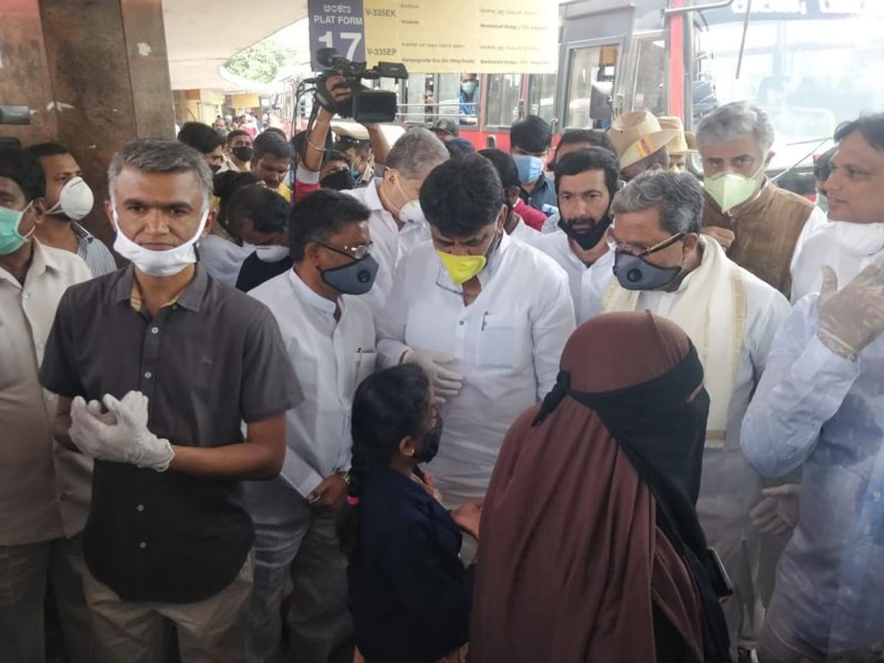 <p>ರಾಜಧಾನಿಯಿಂದ ವಲಸೆ ಕಾರ್ಮಿಕರನ್ನು ಅವರವರ ಊರಿಗೆ ಕಳುಹಿಸುವ ವ್ಯವಸ್ಥೆಯನ್ನು ರಾಜ್ಯ ಸರಕಾರ ಸರಿಯಾಗಿ ನಿಭಾಯಿಸದೇ ವಿರೋಧ ಪಕ್ಷ ಕಾಂಗ್ರೆಸ್ಸಿಗೆ ಪ್ರಬಲ ಅಸ್ತ್ರವನ್ನು ತಾನಾಗಿಯೇ ಉಡುಗೊರೆ ನೀಡಿದೆ.</p> <p>ರಾಜಧಾನಿಯಿಂದ ವಲಸೆ ಕಾರ್ಮಿಕರನ್ನು ಅವರವರ ಊರಿಗೆ ಕಳುಹಿಸುವ ವ್ಯವಸ್ಥೆಯನ್ನು ರಾಜ್ಯ ಸರಕಾರ ಸರಿಯಾಗಿ ನಿಭಾಯಿಸದೇ ವಿರೋಧ ಪಕ್ಷ ಕಾಂಗ್ರೆಸ್ಸಿಗೆ ಪ್ರಬಲ ಅಸ್ತ್ರವನ್ನು ತಾನಾಗಿಯೇ ಉಡುಗೊರೆ ನೀಡಿದೆ.</p>