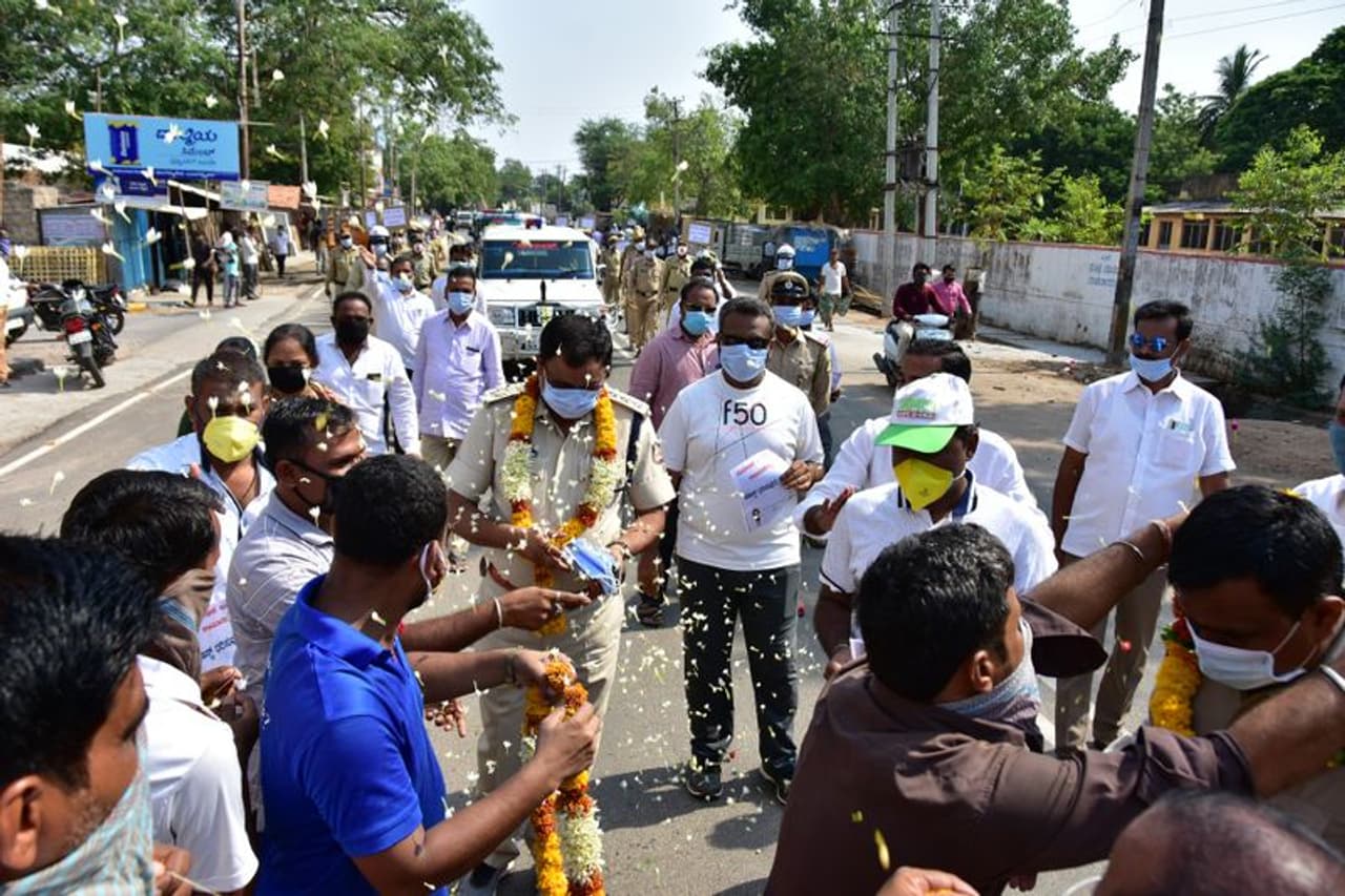 <p>ಕೊಪ್ಪಳ ನಗರಸಭೆ ಸದಸ್ಯರ ಸಹಯೋಗದಲ್ಲಿ ಪೊಲೀಸ್‌ ಇಲಾಖೆಯ ಅಧಿಕಾರಿಗಳಿಂದ ಕೊರೋನಾ ಕುರಿತು ಜಾಗೃತಿ ಅಭಿಯಾನ&nbsp;</p>