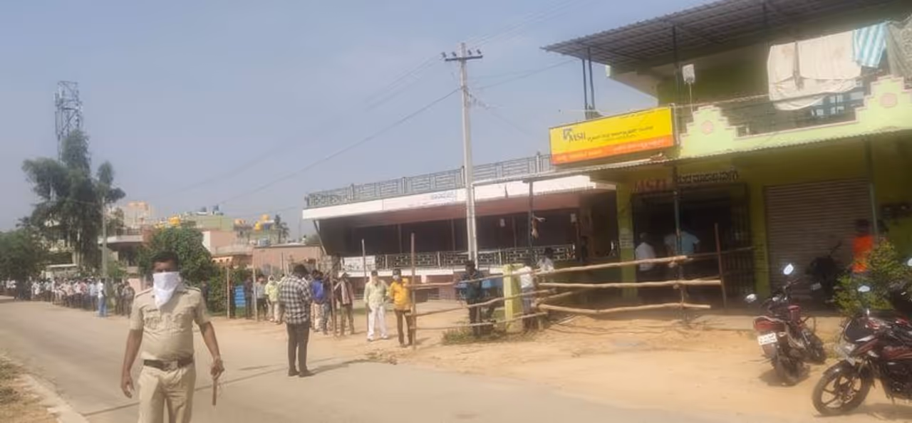 <p>ಲಾಕ್ಡೌನ್ ಆಗಿದ್ದರಿಂದ ಕಳೆದ 40 ದಿನಗಳಿಂದ ಮದ್ಯ ಮಾರಾಟಕ್ಕೆ ರಾಜ್ಯ ಸರ್ಕಾರ ನಿಷೇಧ ಹೇರಿತ್ತು </p> <p>ಲಾಕ್ಡೌನ್ ಆಗಿದ್ದರಿಂದ ಕಳೆದ 40 ದಿನಗಳಿಂದ ಮದ್ಯ ಮಾರಾಟಕ್ಕೆ ರಾಜ್ಯ ಸರ್ಕಾರ ನಿಷೇಧ ಹೇರಿತ್ತು </p>