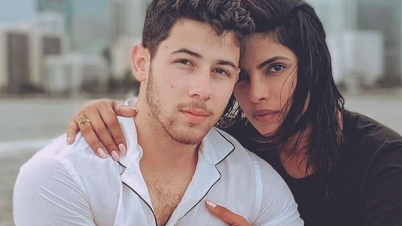 <p>ಅಮೆರಿಕದ ಪಾಪ್‌ ಗಾಯಕ ನಿಕ್ ಜೊನಸ್‌ ಜೊತೆ ಎಲ್ಲರೂ ಜಲಸ್‌ ಆಗುವ ರೀತಿ ಜೀವನ ನೆಡೆಸುತ್ತಿದ್ದಾರೆ ದೇಸಿ ಗರ್ಲ್‌ ಪ್ರಿಯಾಂಕ ಚೋಪ್ರಾ.</p>