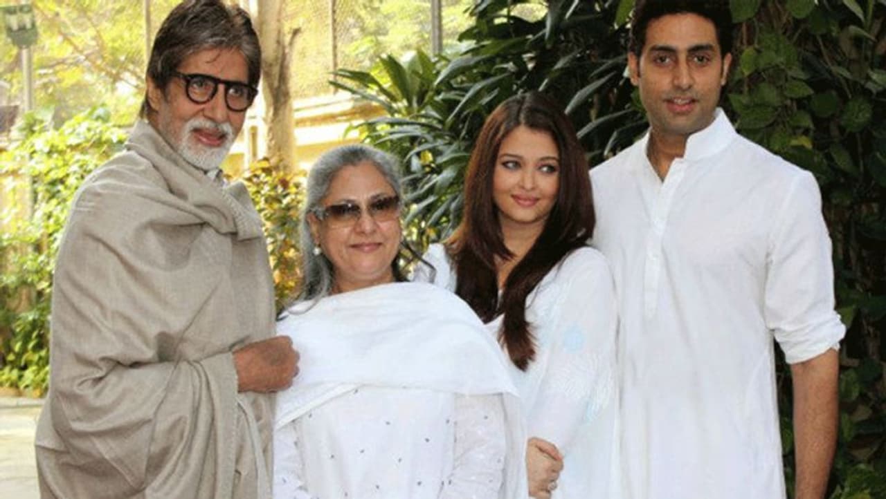 <p style="text align: justify;">అమితాబ్ బచ్చన్ సతీమణి నటి జయ బచ్చన్ కోడలు ఐశ్వర్య రాయ్ పట్ల ఎంతో ప్రేమగా ఆనందంగా ఉంది. 2007లో ప్రసారమైన కాఫీ విత్ కరణ్ షోలో జయ తన కొడలు కొడుకుల మధ్య ప్రేమ గురించి చెప్పి ఉప్పొంగిపోయింది. అంతేకాదు ఐశ్ మా కుటుంబంలో ఎంతగానో కలిసిపోయిందని సర్టిఫికేట్ ఇచ్చింది.</p> <p style="text align: justify;">అమితాబ్ బచ్చన్ సతీమణి నటి జయ బచ్చన్ కోడలు ఐశ్వర్య రాయ్ పట్ల ఎంతో ప్రేమగా ఆనందంగా ఉంది. 2007లో ప్రసారమైన కాఫీ విత్ కరణ్ షోలో జయ తన కొడలు కొడుకుల మధ్య ప్రేమ గురించి చెప్పి ఉప్పొంగిపోయింది. అంతేకాదు ఐశ్ మా కుటుంబంలో ఎంతగానో కలిసిపోయిందని సర్టిఫికేట్ ఇచ్చింది.</p>