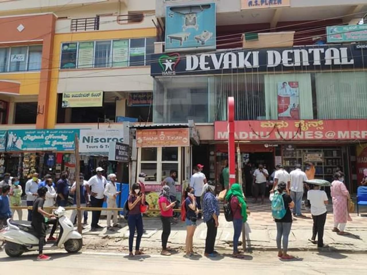 <p>ಮದ್ಯ ಖರೀದಿಗೆ ಬಂದ ಮಾನಿನಿಯರು</p> <p>ಮದ್ಯ ಖರೀದಿಗೆ ಬಂದ ಮಾನಿನಿಯರು</p>