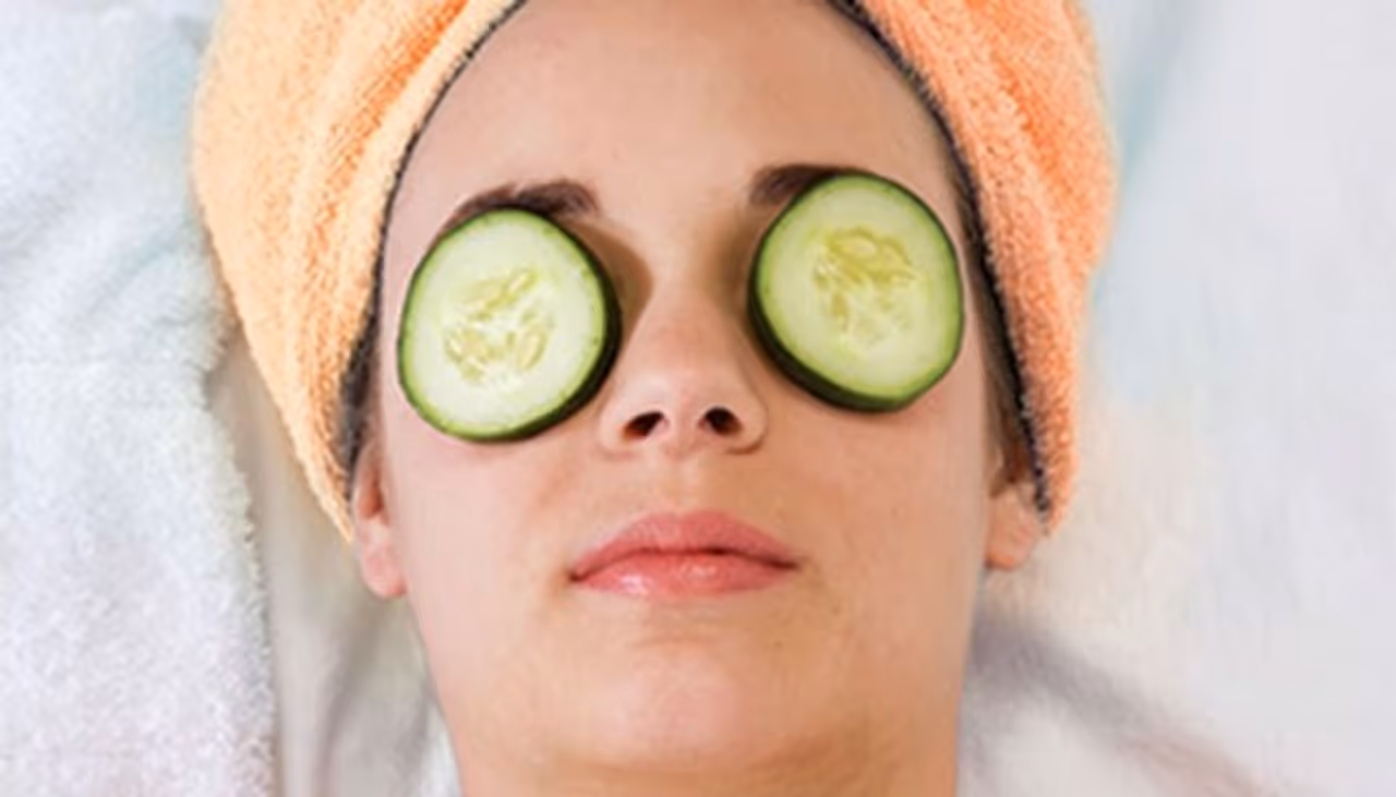 <p>വെള്ളരിക്ക കണ്‍തടത്തിലെ കറുത്ത പാട് നീക്കം ചെയ്യാന്‍ ഏറ്റവും നല്ലതാണ്. വെള്ളരിക്ക വട്ടത്തിന് അരിഞ്ഞോ &nbsp;അല്ലെങ്കില്‍ അരച്ചോ പത്ത് മിനിറ്റ്&nbsp;സമയം കണ്‍തടങ്ങളില്‍ വെയ്ക്കുക. ഒരു ദിവസം പല തവണ ഇത് ആവര്‍ത്തിക്കുക. കണ്ണിന് &nbsp;ചുറ്റുമുള്ള കറുത്ത പാട് നീക്കം ചെയ്യാന്‍ ഇത് സഹായിക്കും.</p>