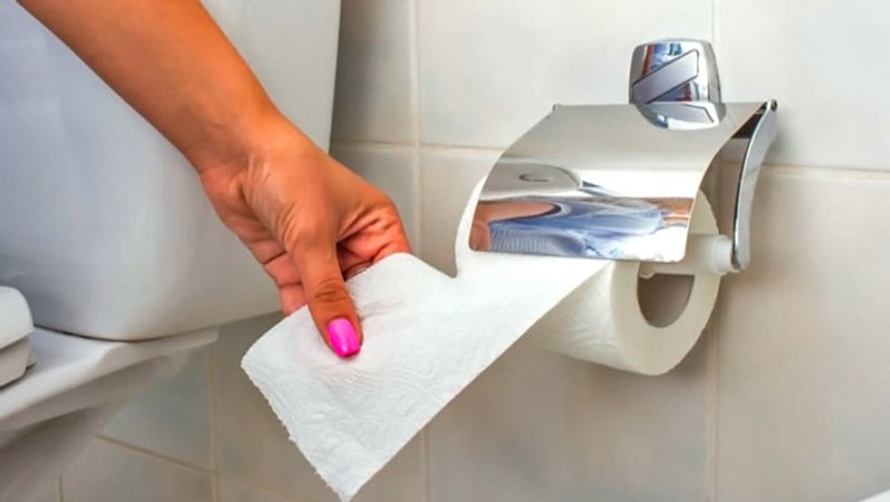 <p><br />ಟಾಯ್ಲೆಟ್ ಪೇಪರ್ ಬಿಳಿ ಬಣ್ಣವನ್ನು ಹೊಂದಿದೆ ಏಕೆಂದರೆ ಅದು ಬ್ಲೀಚ್ ಆಗಿದೆ. ಬ್ಲೀಚ್ ಇಲ್ಲದಿದ್ದರೆ, ಕಾಗದವು ಕಂದು ಬಣ್ಣದಲ್ಲಿರುತ್ತದೆ.&nbsp;</p>