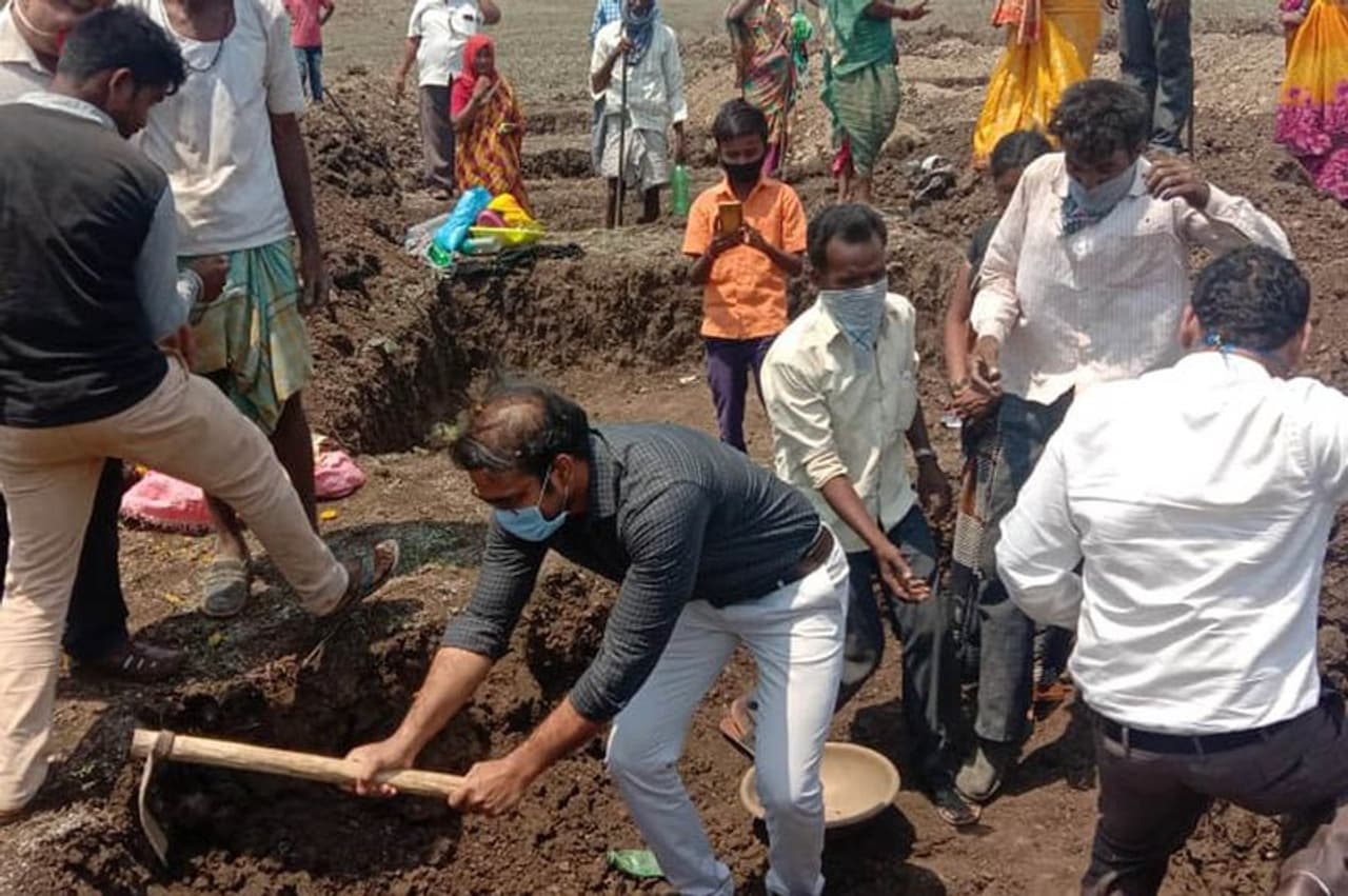 <p>ಖಾನಾಪೂರ ಗ್ರಾಮದಲ್ಲಿ ಸಸಿ ನೆಡಲು ಗುಂಡಿ ತೋಡುವ ಕಾಮಗಾರಿ ಪರಿಶೀಲಿಸಿದ ಐಎಎಸ್‌ ಅಧಿಕಾರಿ ಗಂಗವಾರ್</p>