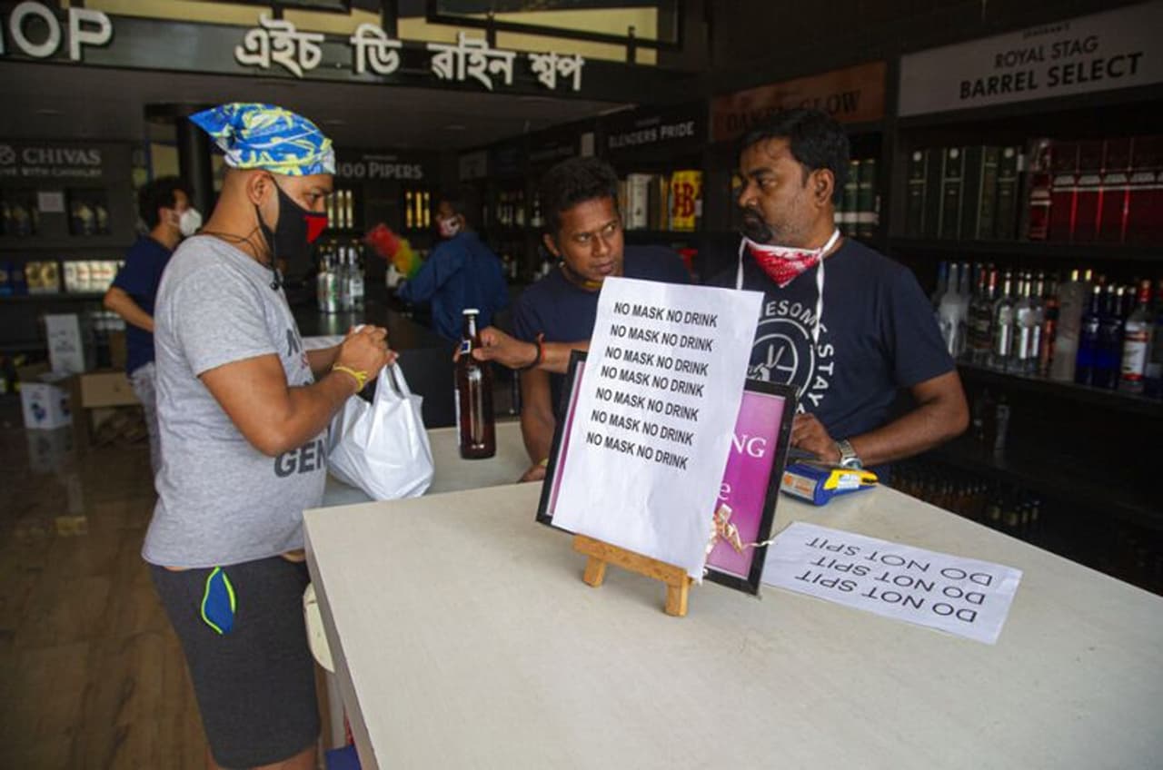 <p>ലോക്ക്ഡൗൺ മൂന്നാംഘട്ടത്തിൽ നിയന്ത്രണങ്ങളോടെ മദ്യശാലകൾ തുറക്കാമെന്ന കേന്ദ്രനിർദേശം നടപ്പാക്കിയപ്പോൾ സാമൂഹ്യാകലത്തിന് പുല്ലുവില.</p>