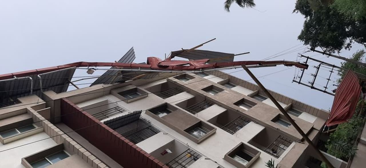 <p>ಕುಂಟಲ್ಪಾಡಿ ಅತ್ರಿ ಅರ್ಪಾಟ್ ಮೆಂಟ್ ನ ಮೇಲ್ಛಾವಣಿಗೆ ಅಳವಡಿಸಿದ ತಗಡಿನ ಟ್ರಸ್ ಮಹಡಿ ಬೀರುಗಾಳಿಗೆ ಸಿಲುಕಿ ಛಿದ್ರವಾಗಿ ಹೋಗಿದೆ.</p> <p>ಕುಂಟಲ್ಪಾಡಿ ಅತ್ರಿ ಅರ್ಪಾಟ್ ಮೆಂಟ್ ನ ಮೇಲ್ಛಾವಣಿಗೆ ಅಳವಡಿಸಿದ ತಗಡಿನ ಟ್ರಸ್ ಮಹಡಿ ಬೀರುಗಾಳಿಗೆ ಸಿಲುಕಿ ಛಿದ್ರವಾಗಿ ಹೋಗಿದೆ.</p>