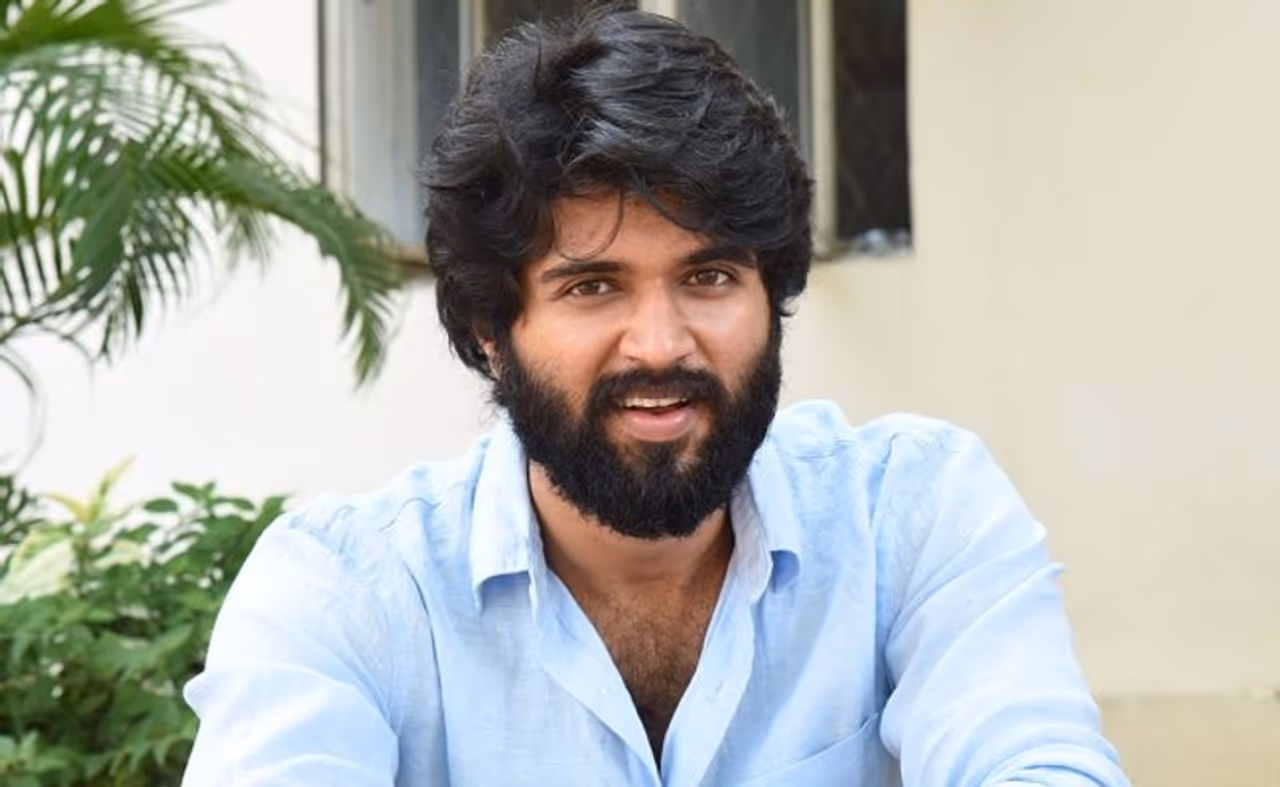 <p style="text align: justify;">సోమవారం విజయ్ దేవరకొండ రిలీజ్ చేసిన వీడియో మెసేజ్ టాలీవుడ్ సర్కిల్స్లో హట్ టాపిక్గా మారింది. కొన్ని మీడియా సంస్థలు ఫేక్ న్యూస్ను ప్రమోట్ చేస్తున్నాయంటూ ఆరోపిస్తూ విజయ్ దేవరకొండ ఓ పెద్ద యుద్ధమే ప్రకటించాడు.</p> <p style="text align: justify;">సోమవారం విజయ్ దేవరకొండ రిలీజ్ చేసిన వీడియో మెసేజ్ టాలీవుడ్ సర్కిల్స్లో హట్ టాపిక్గా మారింది. కొన్ని మీడియా సంస్థలు ఫేక్ న్యూస్ను ప్రమోట్ చేస్తున్నాయంటూ ఆరోపిస్తూ విజయ్ దేవరకొండ ఓ పెద్ద యుద్ధమే ప్రకటించాడు.</p>