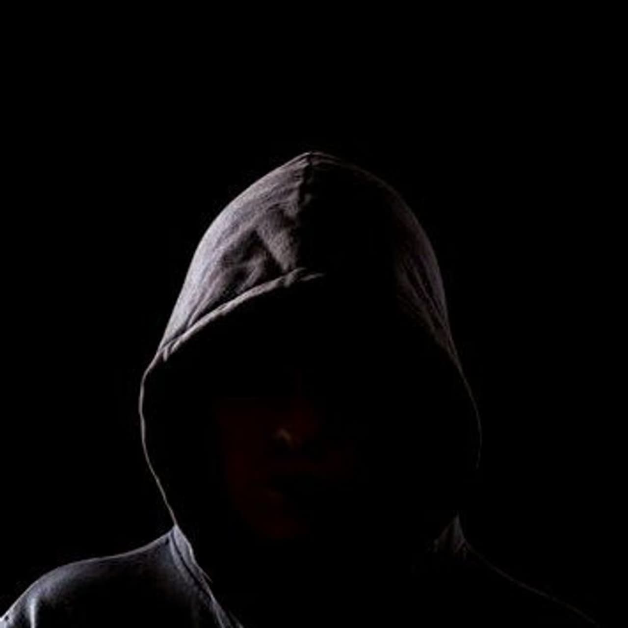 <p> </p><p>രാത്രി 11 മണിയോടുകൂടി ബ്ലാക്ക്മാൻ ഇറങ്ങിയിട്ടുണ്ടെന്നും മുത്തേരി ഭാഗത്തെ ഒരു വീട്ടിൽ കയറിയിട്ടുണ്ട് എന്നുമാണ് വാട്സ്ആപ്പ് ഓഡിയോകളില് പറയുന്നത്. ശബ്ദ സന്ദേശം കാട്ടുതീപോലെ നാട്ടിലെ വിവിധ വാട്സ്ആപ്പ് ഗ്രൂപ്പുകളില് പ്രചരിച്ചതോടെ പ്രദേശത്തേക്ക് ആളുകൾ ഒഴുകിയെത്താൻ തുടങ്ങി. വാട്സാപ്പില് പ്രചരിച്ച അഞ്ച് ശബ്ദ സന്ദേശങ്ങളും ഏഷ്യാനെറ്റ് ന്യൂസ് ഓണ്ലൈനിന് ലഭിച്ചു. അതില് പറയുന്നത് ആരിലും അമ്പരപ്പും ജിജ്ഞാസയും ഉണ്ടാക്കുന്ന കാര്യങ്ങള്. </p> <p> </p><p>രാത്രി 11 മണിയോടുകൂടി ബ്ലാക്ക്മാൻ ഇറങ്ങിയിട്ടുണ്ടെന്നും മുത്തേരി ഭാഗത്തെ ഒരു വീട്ടിൽ കയറിയിട്ടുണ്ട് എന്നുമാണ് വാട്സ്ആപ്പ് ഓഡിയോകളില് പറയുന്നത്. ശബ്ദ സന്ദേശം കാട്ടുതീപോലെ നാട്ടിലെ വിവിധ വാട്സ്ആപ്പ് ഗ്രൂപ്പുകളില് പ്രചരിച്ചതോടെ പ്രദേശത്തേക്ക് ആളുകൾ ഒഴുകിയെത്താൻ തുടങ്ങി. വാട്സാപ്പില് പ്രചരിച്ച അഞ്ച് ശബ്ദ സന്ദേശങ്ങളും ഏഷ്യാനെറ്റ് ന്യൂസ് ഓണ്ലൈനിന് ലഭിച്ചു. അതില് പറയുന്നത് ആരിലും അമ്പരപ്പും ജിജ്ഞാസയും ഉണ്ടാക്കുന്ന കാര്യങ്ങള്. </p>