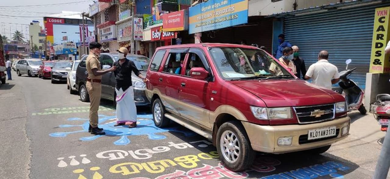<p>തമിഴ്നാട്ടില്‍ കുടുങ്ങികിടക്കുന്ന മലയാളികളുടെ നാട്ടിലേക്കുള്ള മടക്ക കാര്യത്തില്‍ അനിശ്ചിതത്വം നിലനില്‍ക്കുകയാണ്. തമിഴ്നാട് സര്‍ക്കാരിന്‍റെ പാസ് ലഭിക്കാത്തതിനാല്‍ നോര്‍ക്കയില്‍ രജിസ്റ്റര്‍ ചെയ്തവര്‍ക്കും തിരിച്ചു വരവ് സാധ്യമായിട്ടില്ല.&nbsp;</p>