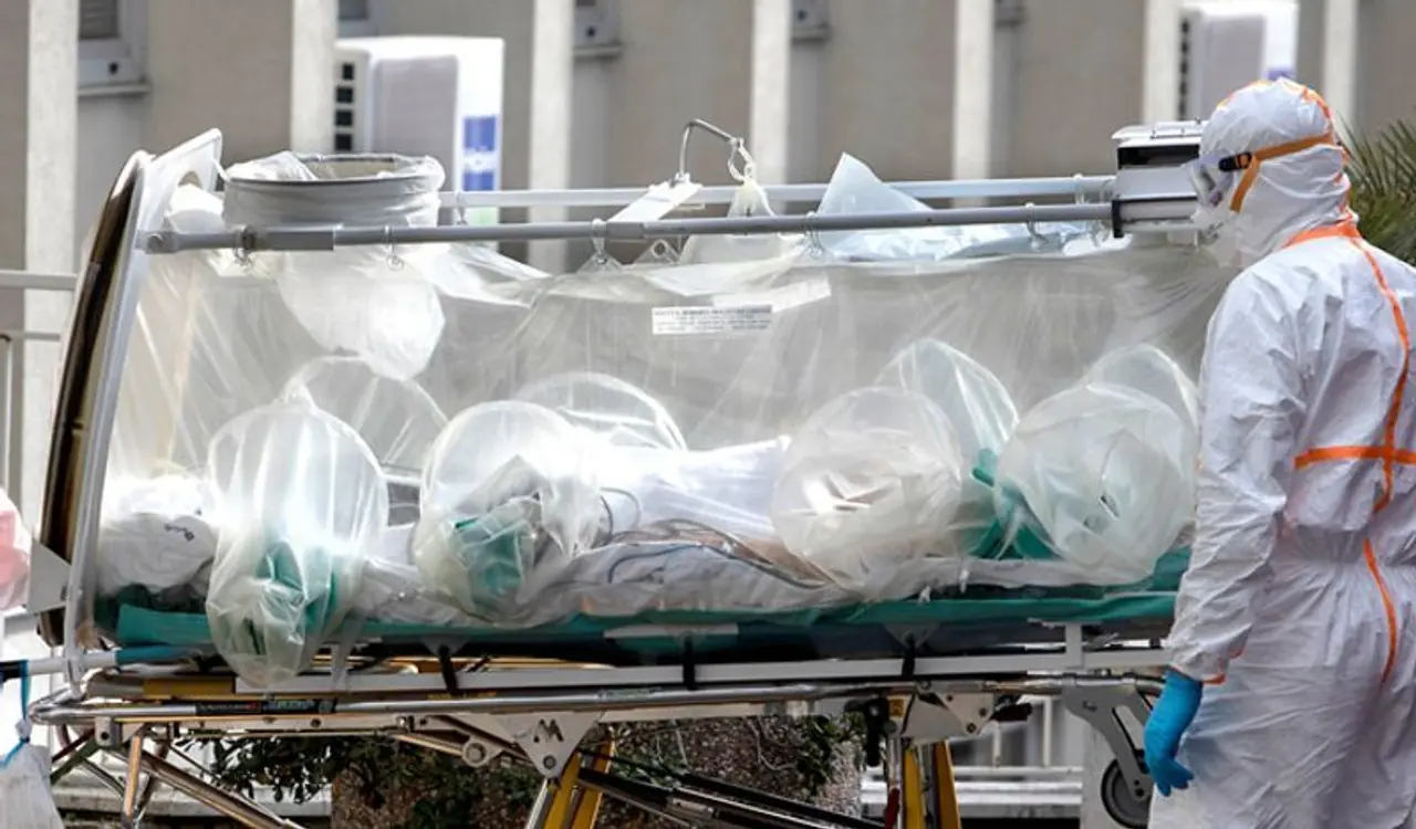 <p>ಈ ಶಾಕಿಂಗ್ ಘಟನೆ ನಡೆದಿದ್ದು, ಇಕ್ವೆಡಾರ್ನಲ್ಲಿ. ಇಲ್ಲಿ ಕೊರೋನಾದಿಂದಾಗಿ ಮಹಿಳೆಯೊಬ್ಬಳು ಮೃತಪಟ್ಟಿದ್ದು, ಆಕೆಯ ಅಂತಿಮ ಸಂಸ್ಕಾರ ಕೂಡಾ ನೆರವೇರಿಸಲಾಗಿತ್ತು. ಆದರೀಗ ಒಂದು ತಿಂಗಳ ಬಳಿಕ ಆಕೆ ಮರಳಿದ್ದಾಳೆ.</p> <p>ಈ ಶಾಕಿಂಗ್ ಘಟನೆ ನಡೆದಿದ್ದು, ಇಕ್ವೆಡಾರ್ನಲ್ಲಿ. ಇಲ್ಲಿ ಕೊರೋನಾದಿಂದಾಗಿ ಮಹಿಳೆಯೊಬ್ಬಳು ಮೃತಪಟ್ಟಿದ್ದು, ಆಕೆಯ ಅಂತಿಮ ಸಂಸ್ಕಾರ ಕೂಡಾ ನೆರವೇರಿಸಲಾಗಿತ್ತು. ಆದರೀಗ ಒಂದು ತಿಂಗಳ ಬಳಿಕ ಆಕೆ ಮರಳಿದ್ದಾಳೆ.</p>