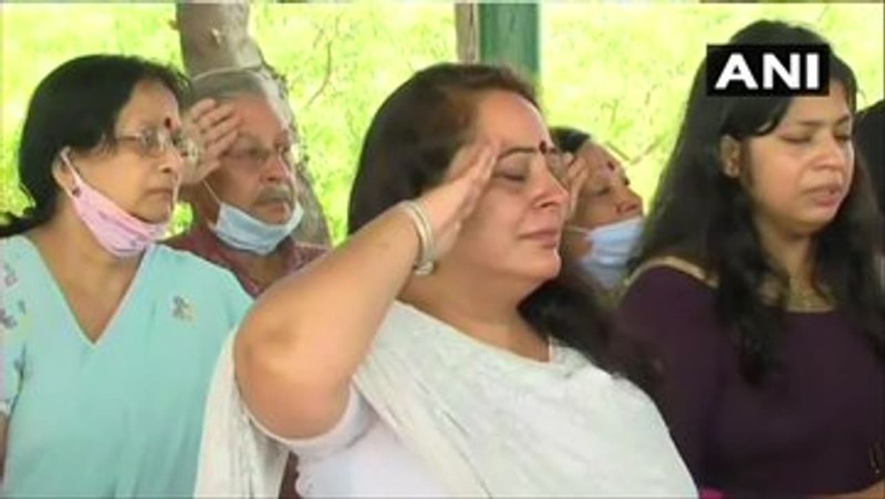 <p>ഭാര്യ പല്ലവി ശര്‍മയും മകള്‍ തമന്നയും അശുതോഷ് ശര്‍മക്ക് അഭിവാദ്യം അര്‍പ്പിച്ച് മൃതദേഹത്തിന് അരികിലെത്തി സല്യൂട്ട് ചെയ്തു.&nbsp;</p>