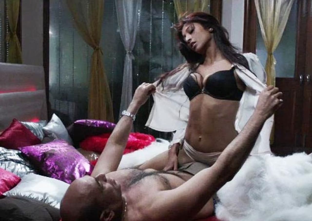 <p style="text align: justify;">2013లో రిలీజ్ అయిన బెంగాలీ వివాదాస్పద చిత్రం చత్రక్. ఈ సినిమాలో న్యూడ్గా నటించింది అందాల భామ పౌలి. అయితే ఆమె నటించిన న్యూడ్ సీన్ ఎన్నో వివాదాలకు కారణమైంది. అయితే పౌలి మాత్రం ఈ వివాదాలను పెద్దగా పట్టిచుకోలేదు. ఈ భామ తరువాత హేట్ స్టోరి, యారా సిల్లీ సిల్లీ, కాబెలా లాంటి సినిమాల్లోనూ అందాలు ఆరబోసింది.<br /> </p> <p style="text align: justify;">2013లో రిలీజ్ అయిన బెంగాలీ వివాదాస్పద చిత్రం చత్రక్. ఈ సినిమాలో న్యూడ్గా నటించింది అందాల భామ పౌలి. అయితే ఆమె నటించిన న్యూడ్ సీన్ ఎన్నో వివాదాలకు కారణమైంది. అయితే పౌలి మాత్రం ఈ వివాదాలను పెద్దగా పట్టిచుకోలేదు. ఈ భామ తరువాత హేట్ స్టోరి, యారా సిల్లీ సిల్లీ, కాబెలా లాంటి సినిమాల్లోనూ అందాలు ఆరబోసింది.<br /> </p>