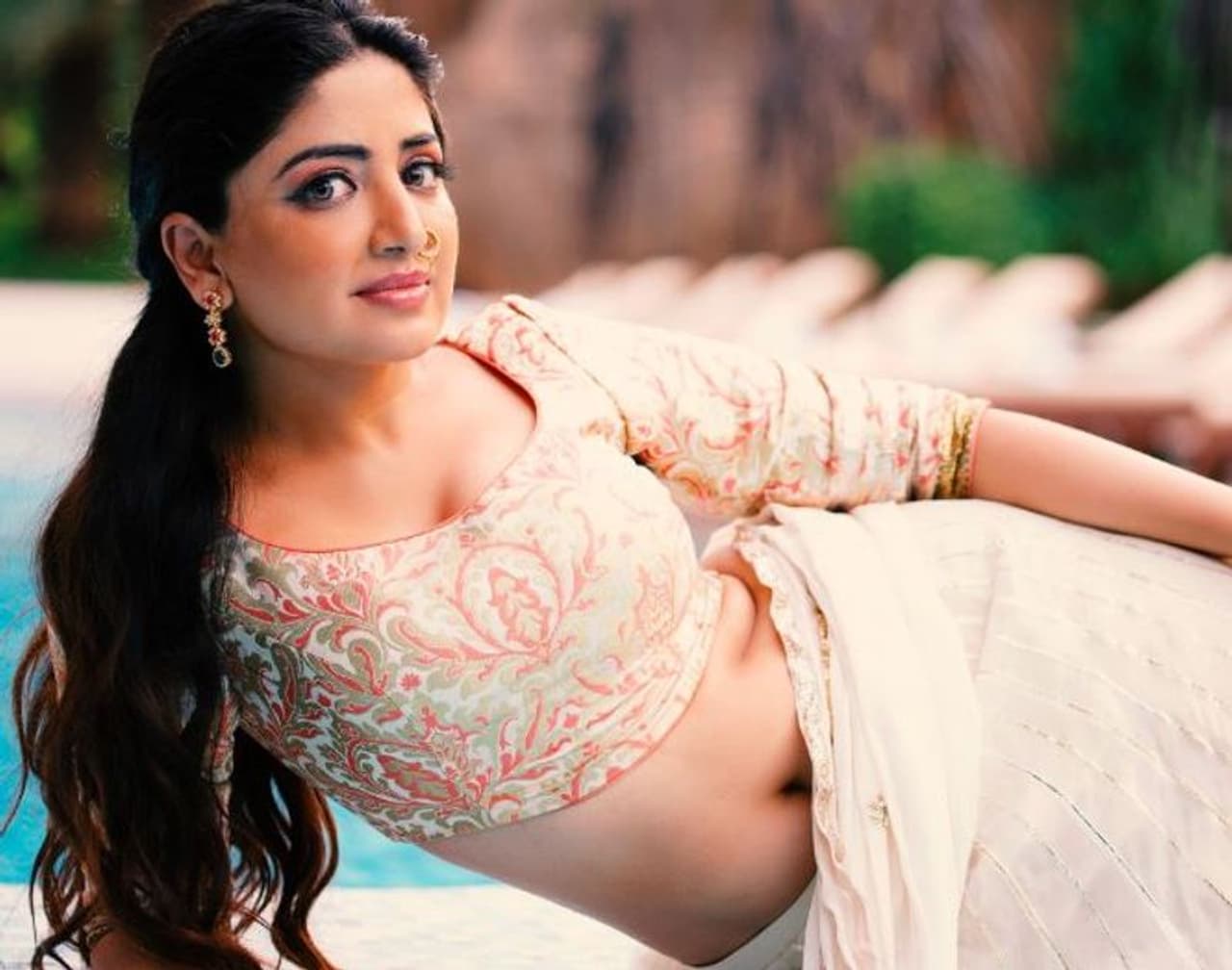 <p>పూనమ్ కౌర్ తెలుగులో పలు చిత్రాల్లో నటించింది. కానీ హీరోయిన్ గా పూనమ్ కౌర్ నటించిన చిత్రాలు తక్కువ. సెకండ్ హీరోయిన్ గా, కీలక పాత్రల్లో పూనమ్ నటించింది. కానీ పూనమ్ కౌర్ కేంద్రంగా వివాదాలు మాత్రం చాలానే ఉన్నాయి. దాదాపు కొన్నేళ్లుగా పూనమ్ కౌర్ తన సోషల్ మీడియాలో నర్మగర్భంగా అనే చేసే కామెంట్స్ అభిమానుల్లో కన్ఫ్యూజన్ క్రియేట్ చేశాయి. </p> <p>పూనమ్ కౌర్ తెలుగులో పలు చిత్రాల్లో నటించింది. కానీ హీరోయిన్ గా పూనమ్ కౌర్ నటించిన చిత్రాలు తక్కువ. సెకండ్ హీరోయిన్ గా, కీలక పాత్రల్లో పూనమ్ నటించింది. కానీ పూనమ్ కౌర్ కేంద్రంగా వివాదాలు మాత్రం చాలానే ఉన్నాయి. దాదాపు కొన్నేళ్లుగా పూనమ్ కౌర్ తన సోషల్ మీడియాలో నర్మగర్భంగా అనే చేసే కామెంట్స్ అభిమానుల్లో కన్ఫ్యూజన్ క్రియేట్ చేశాయి. </p>