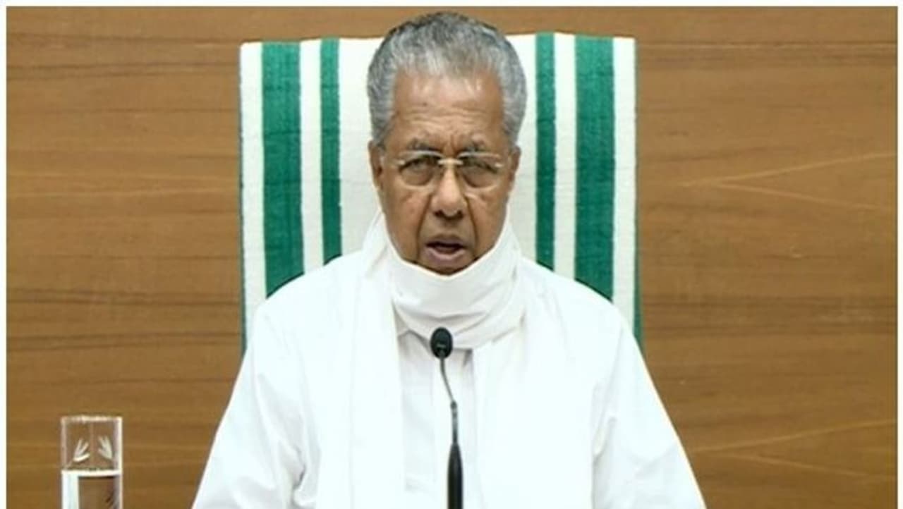 <p>കേരളത്തില് മദ്യശാലകള് തുറക്കാന് ധാരണയായി. അടുത്ത ആഴ്ച തുറക്കാനാണ് തീരുമാനം. 18, 19 തിയതികളിലൊന്നില് മദ്യശാലകള് തുറക്കുമെന്നാണ് വ്യക്തമാകുന്നത്. ഓൺലൈൻ ബുക്കിംഗിനുള്ള മൊബൈൽ ആപ്പ് നാളെ തയ്യാറാകുമെന്നും സർക്കാർ വൃത്തങ്ങൾ അറിയിച്ചു. ബെവ്കോയിലേതു പോലെ ബാറുകളിലെയും വിൽപന ഓൺലൈൻ ബുക്കിംഗിലൂടെയായിരിക്കും. പാഴ്സലായി മാത്രമേ മദ്യം നൽകൂ</p> <p>കേരളത്തില് മദ്യശാലകള് തുറക്കാന് ധാരണയായി. അടുത്ത ആഴ്ച തുറക്കാനാണ് തീരുമാനം. 18, 19 തിയതികളിലൊന്നില് മദ്യശാലകള് തുറക്കുമെന്നാണ് വ്യക്തമാകുന്നത്. ഓൺലൈൻ ബുക്കിംഗിനുള്ള മൊബൈൽ ആപ്പ് നാളെ തയ്യാറാകുമെന്നും സർക്കാർ വൃത്തങ്ങൾ അറിയിച്ചു. ബെവ്കോയിലേതു പോലെ ബാറുകളിലെയും വിൽപന ഓൺലൈൻ ബുക്കിംഗിലൂടെയായിരിക്കും. പാഴ്സലായി മാത്രമേ മദ്യം നൽകൂ</p>