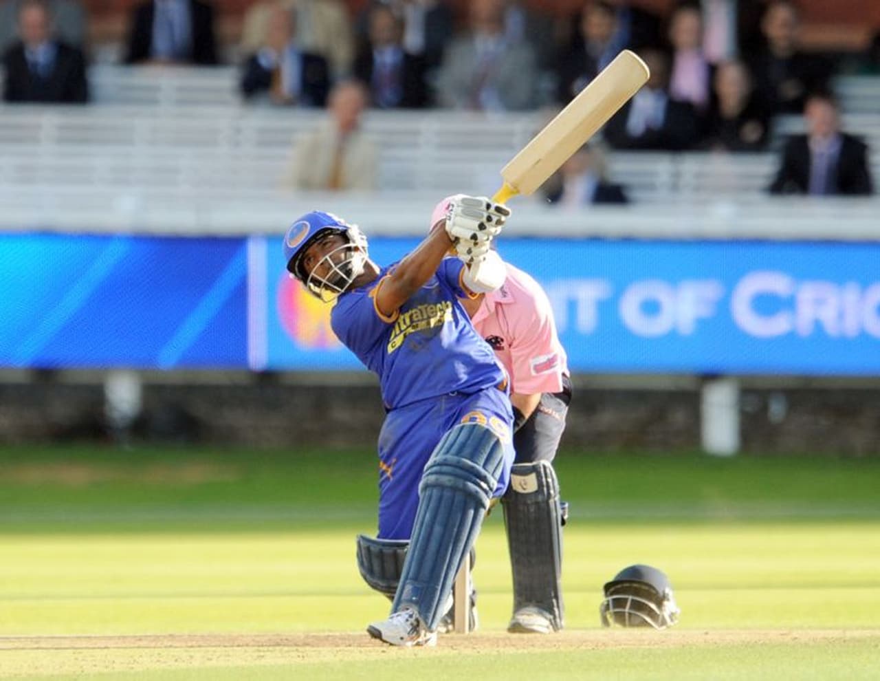 <p><strong>സ്വപ്നില് അസ്നോദ്കര്: </strong>ഐപിഎല്ലിന്റെ ആദ്യ സീസണില് രാജസ്ഥാനായി മിന്നും പ്രകടനം പുറത്തെടുത്ത താരമാണ് സ്വപ്നില് അസ്നോദ്കര്. 9 മത്സരങ്ങളില് നിന്ന് 133 സ്ട്രൈക്ക് റേറ്റില് പ്രഹരശേഷിയില് 311 റണ്സാണ് അസ്നോദ്കര് അടിച്ചുകൂട്ടിയത്. ഓപ്പണറായി ഇറങ്ങിയപ്പോള് സഹ ഓപ്പണറായിരുന്ന ദക്ഷിണാഫ്രിക്കയുടെ ഗ്രെയിം സ്മിത്തിനെപ്പോലും നിഷ്പ്രഭനാക്കുന്ന പ്രകടനം പുറത്തെടുത്ത അസ്നോദക്കറുടെ ബാറ്റിംഗ് മികവ് രാജസ്ഥാന് ആദ്യ സീസണില് തന്നെ കിരീടം സമ്മാനിച്ചു. എന്നാല് തുടര്ന്നുള്ള സീസണില് പഴയ പ്രകടനത്തിന്റെ നിഴല് മാത്രമായ അസ്നോദ്ക്കര് പതുക്കെ ഐപിഎല്ലില് നിന്ന് പുറത്തായി.</p> <p><strong>സ്വപ്നില് അസ്നോദ്കര്: </strong>ഐപിഎല്ലിന്റെ ആദ്യ സീസണില് രാജസ്ഥാനായി മിന്നും പ്രകടനം പുറത്തെടുത്ത താരമാണ് സ്വപ്നില് അസ്നോദ്കര്. 9 മത്സരങ്ങളില് നിന്ന് 133 സ്ട്രൈക്ക് റേറ്റില് പ്രഹരശേഷിയില് 311 റണ്സാണ് അസ്നോദ്കര് അടിച്ചുകൂട്ടിയത്. ഓപ്പണറായി ഇറങ്ങിയപ്പോള് സഹ ഓപ്പണറായിരുന്ന ദക്ഷിണാഫ്രിക്കയുടെ ഗ്രെയിം സ്മിത്തിനെപ്പോലും നിഷ്പ്രഭനാക്കുന്ന പ്രകടനം പുറത്തെടുത്ത അസ്നോദക്കറുടെ ബാറ്റിംഗ് മികവ് രാജസ്ഥാന് ആദ്യ സീസണില് തന്നെ കിരീടം സമ്മാനിച്ചു. എന്നാല് തുടര്ന്നുള്ള സീസണില് പഴയ പ്രകടനത്തിന്റെ നിഴല് മാത്രമായ അസ്നോദ്ക്കര് പതുക്കെ ഐപിഎല്ലില് നിന്ന് പുറത്തായി.</p>