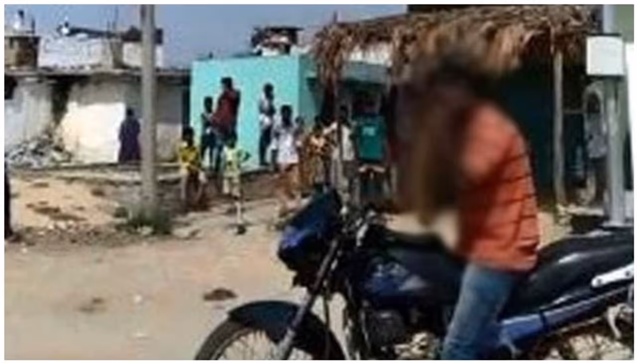 <p>దేశంలో కరోనా వైరస్ విలయతాండవం చేస్తోంది. ఈ వైరస్ ని అరికట్టేందుకు లాక్ డౌన్ విధించారు. దాదాపు 40 రోజుల లాక్ డౌన్ తర్వాత పలు రాష్ట్రాల్లో మద్యం దుకాణాలు తెరుచుకున్నాయి. ఇంతకాలం మద్యం దొరకక పిచ్చిపట్టినట్లుగా వ్యవహరించిన ముందుబాబులకు ఈ వార్త ఉపశమనం కలిగించింది.<br /> </p> <p>దేశంలో కరోనా వైరస్ విలయతాండవం చేస్తోంది. ఈ వైరస్ ని అరికట్టేందుకు లాక్ డౌన్ విధించారు. దాదాపు 40 రోజుల లాక్ డౌన్ తర్వాత పలు రాష్ట్రాల్లో మద్యం దుకాణాలు తెరుచుకున్నాయి. ఇంతకాలం మద్యం దొరకక పిచ్చిపట్టినట్లుగా వ్యవహరించిన ముందుబాబులకు ఈ వార్త ఉపశమనం కలిగించింది.<br /> </p>