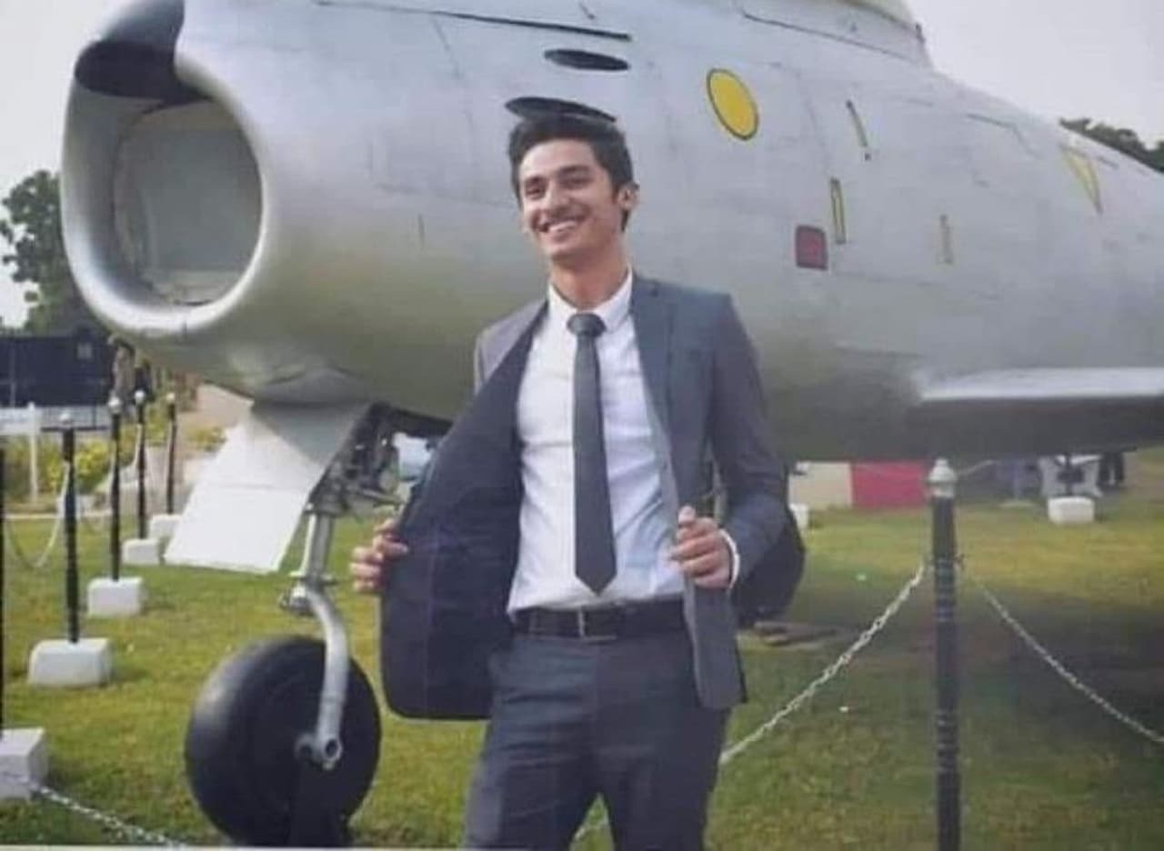 <p>ಭಾರತ ಹಾಗೂ ಪಾಕಿಸ್ತಾನ ಎಂದು ವಿಭಜನೆಗೊಂಡ ಬಳಿಕ ಇತಿಹಾಸದಲ್ಲಿ ಮೊದಲ ಬಾರಿ ಪಾಕಿಸ್ತಾನದಲ್ಲಿ ಓರ್ವ ಹಿಂದೂ ನಾಗರಿಕ ಪೈಲಟ್ ಆಗಿ ಆಯ್ಕೆಯಾಗಿದ್ದಾರೆ. ಇದೇ ಕಾರಣದಿಂದ 26 ವರ್ಷದ ರಾಹುಲ್ ದೇವ್ ಚರ್ಚೆಯಲ್ಲಿದ್ದಾರೆ. ರಾಹುಲ್ ಪಾಕಿಸ್ತಾನ ವಾಯುಸೆನೆಯಯಲ್ಲಿ ಜನರಲ್ ಡೆಪ್ಯೂಟಿ ಪೈಲಟ್ ಅಧಿಕಾರಿ ಹುದ್ದೆ ಅಲಂಕರಿಸಲಿದ್ದಾರೆ. ಇನ್ನು ಇವರು ಸಿಂಧ್ ಪ್ರಾಂತ್ಯದ ಥಾರಪರ್ಕರ್ ಜಿಲ್ಲೆ ನಿವಾಸಿಯಾಗಿದ್ದಾರೆ. ಇಲ್ಲಿ ಹೆಚ್ಚಿನ ಸಂಖ್ಯೆಯಲ್ಲಿ ಹಿಂದೂ ನಾಗರಿಕರಿದ್ದಾರೆ. ಈ ಜಿಲ್ಲೆಯ ನಿವಾಸಿಗರು ಆರ್ಥಿಕವಾಗಿಯೂ ಬಹಳ ದುರ್ಬಲರಾಗಿದ್ದಾರೆ.</p> <p>ಭಾರತ ಹಾಗೂ ಪಾಕಿಸ್ತಾನ ಎಂದು ವಿಭಜನೆಗೊಂಡ ಬಳಿಕ ಇತಿಹಾಸದಲ್ಲಿ ಮೊದಲ ಬಾರಿ ಪಾಕಿಸ್ತಾನದಲ್ಲಿ ಓರ್ವ ಹಿಂದೂ ನಾಗರಿಕ ಪೈಲಟ್ ಆಗಿ ಆಯ್ಕೆಯಾಗಿದ್ದಾರೆ. ಇದೇ ಕಾರಣದಿಂದ 26 ವರ್ಷದ ರಾಹುಲ್ ದೇವ್ ಚರ್ಚೆಯಲ್ಲಿದ್ದಾರೆ. ರಾಹುಲ್ ಪಾಕಿಸ್ತಾನ ವಾಯುಸೆನೆಯಯಲ್ಲಿ ಜನರಲ್ ಡೆಪ್ಯೂಟಿ ಪೈಲಟ್ ಅಧಿಕಾರಿ ಹುದ್ದೆ ಅಲಂಕರಿಸಲಿದ್ದಾರೆ. ಇನ್ನು ಇವರು ಸಿಂಧ್ ಪ್ರಾಂತ್ಯದ ಥಾರಪರ್ಕರ್ ಜಿಲ್ಲೆ ನಿವಾಸಿಯಾಗಿದ್ದಾರೆ. ಇಲ್ಲಿ ಹೆಚ್ಚಿನ ಸಂಖ್ಯೆಯಲ್ಲಿ ಹಿಂದೂ ನಾಗರಿಕರಿದ್ದಾರೆ. ಈ ಜಿಲ್ಲೆಯ ನಿವಾಸಿಗರು ಆರ್ಥಿಕವಾಗಿಯೂ ಬಹಳ ದುರ್ಬಲರಾಗಿದ್ದಾರೆ.</p>