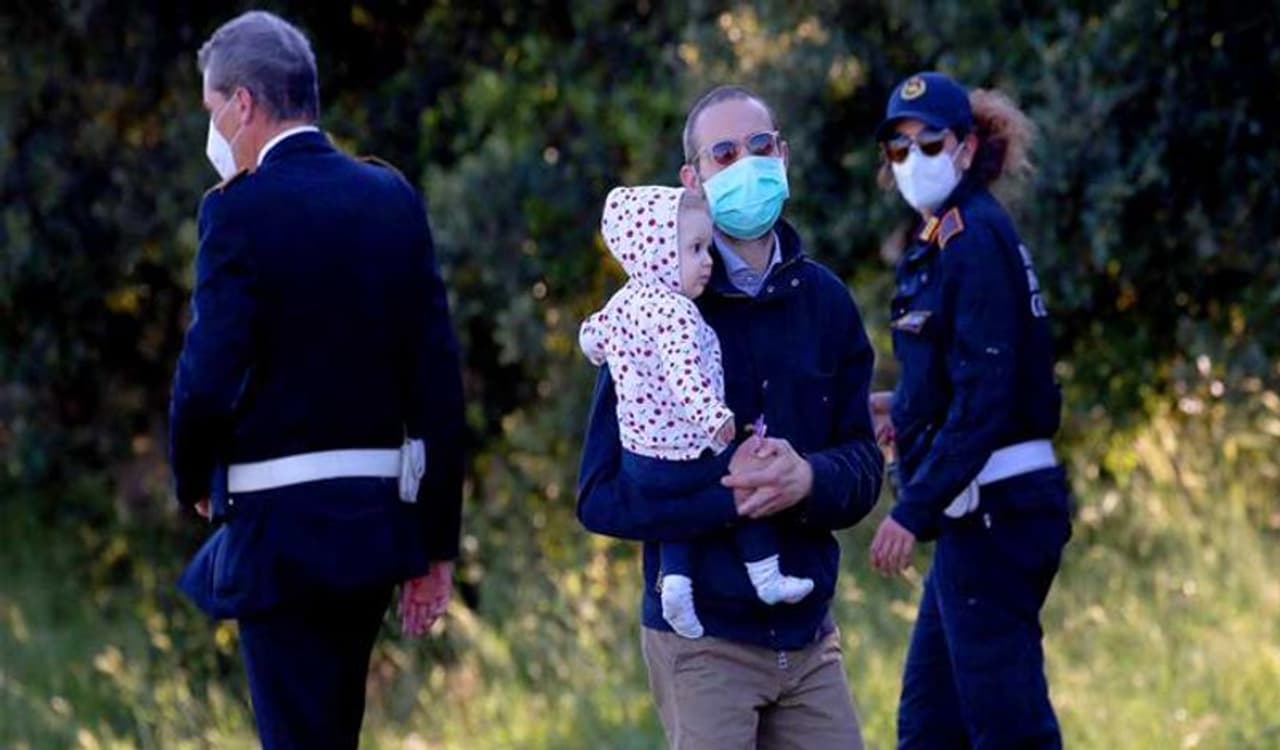 <p>ಇಟಲಿಯಲ್ಲಿ 2 ತಿಂಗಳ ನಂತರ ಲಾಕ್‌ಡೌನ್‌ನಲ್ಲಿ ಸ್ಪಲ್ಪ ಮಟ್ಟಿಗೆ ಸಡಿಲಗೊಳಿಸಿದ್ದು, ಜನರು ತಮ್ಮ ಸಂಬಂಧಿಕರು ಮತ್ತು ಸ್ನೇಹಿತರ ಜೊತೆ ರಸ್ತೆಯಲ್ಲಿ ಕಾಣಿಸಿಕೊಳ್ಳುತ್ತಿದ್ದಾರೆ.</p>